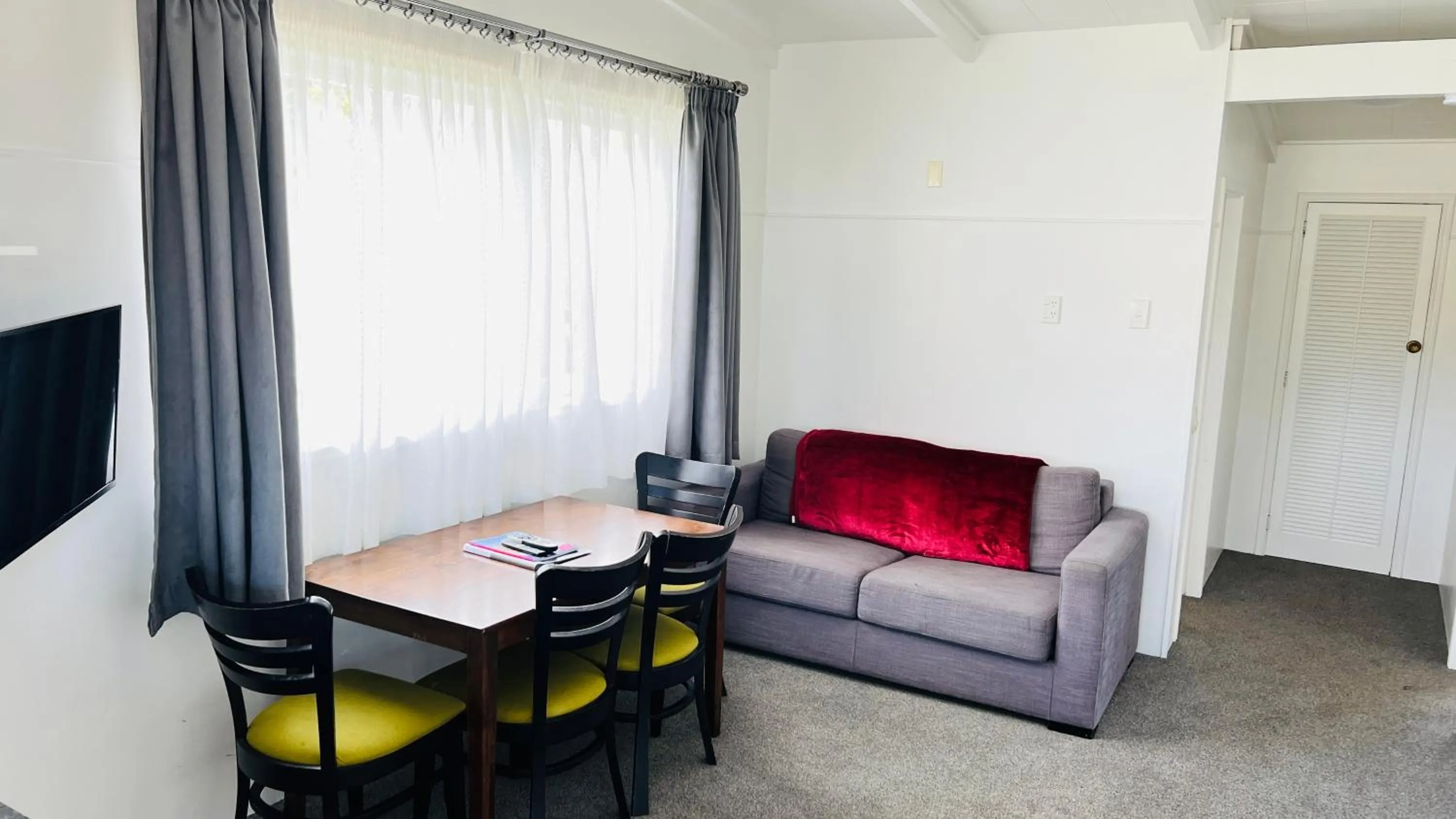 Seating area in 18th Avenue Thermal Motel