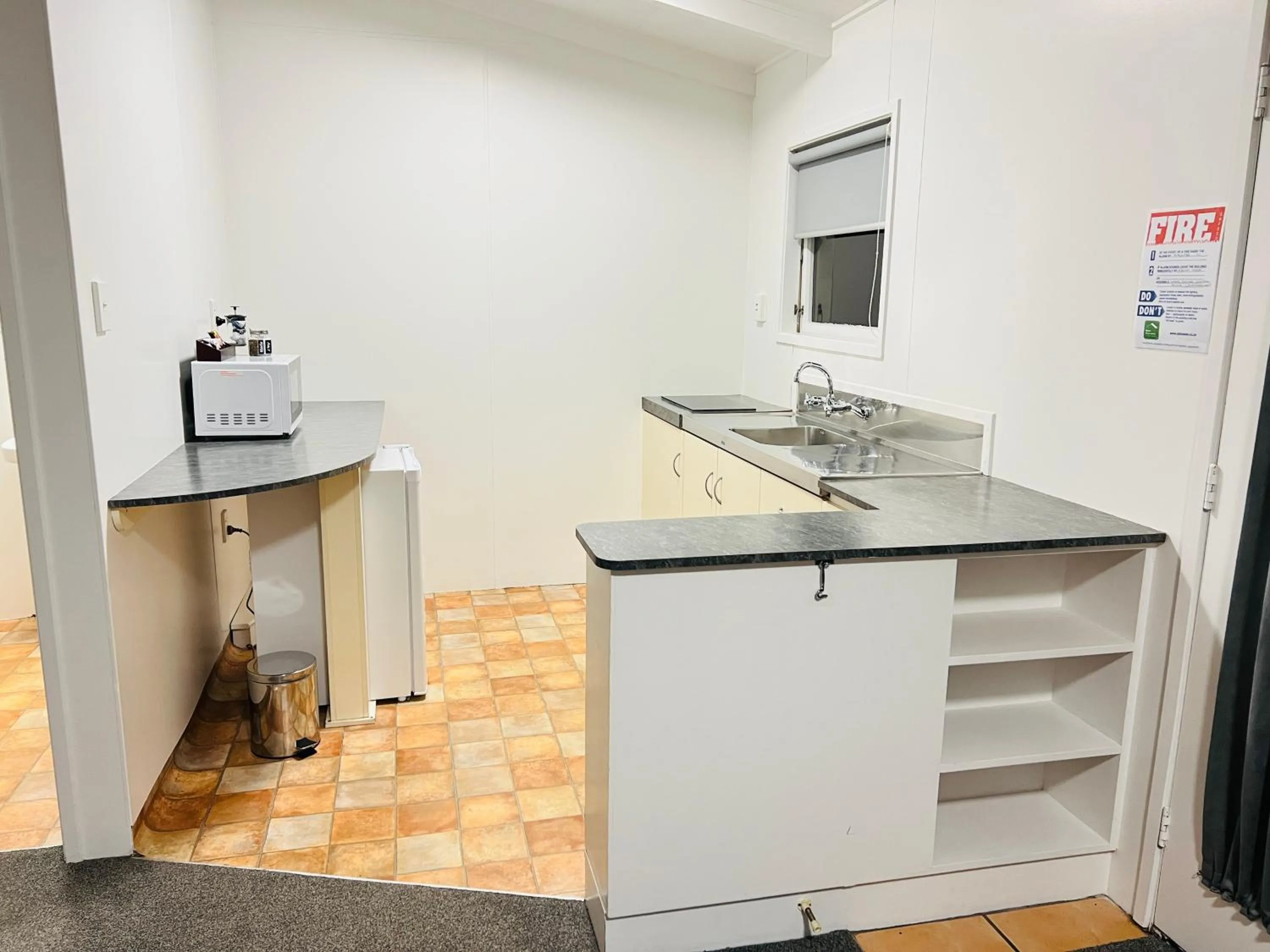 Kitchen or kitchenette in 18th Avenue Thermal Motel