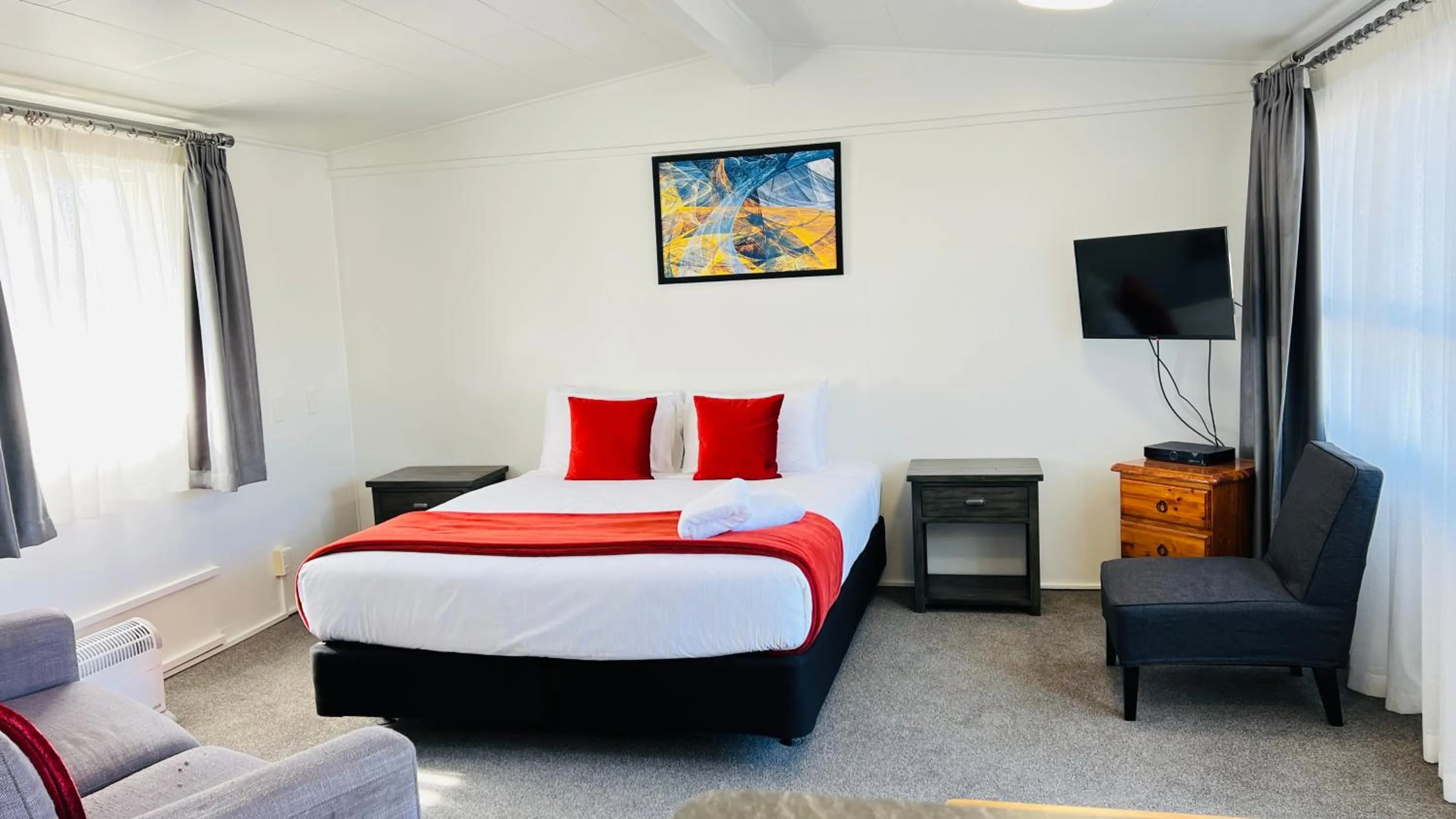 Bed in 18th Avenue Thermal Motel