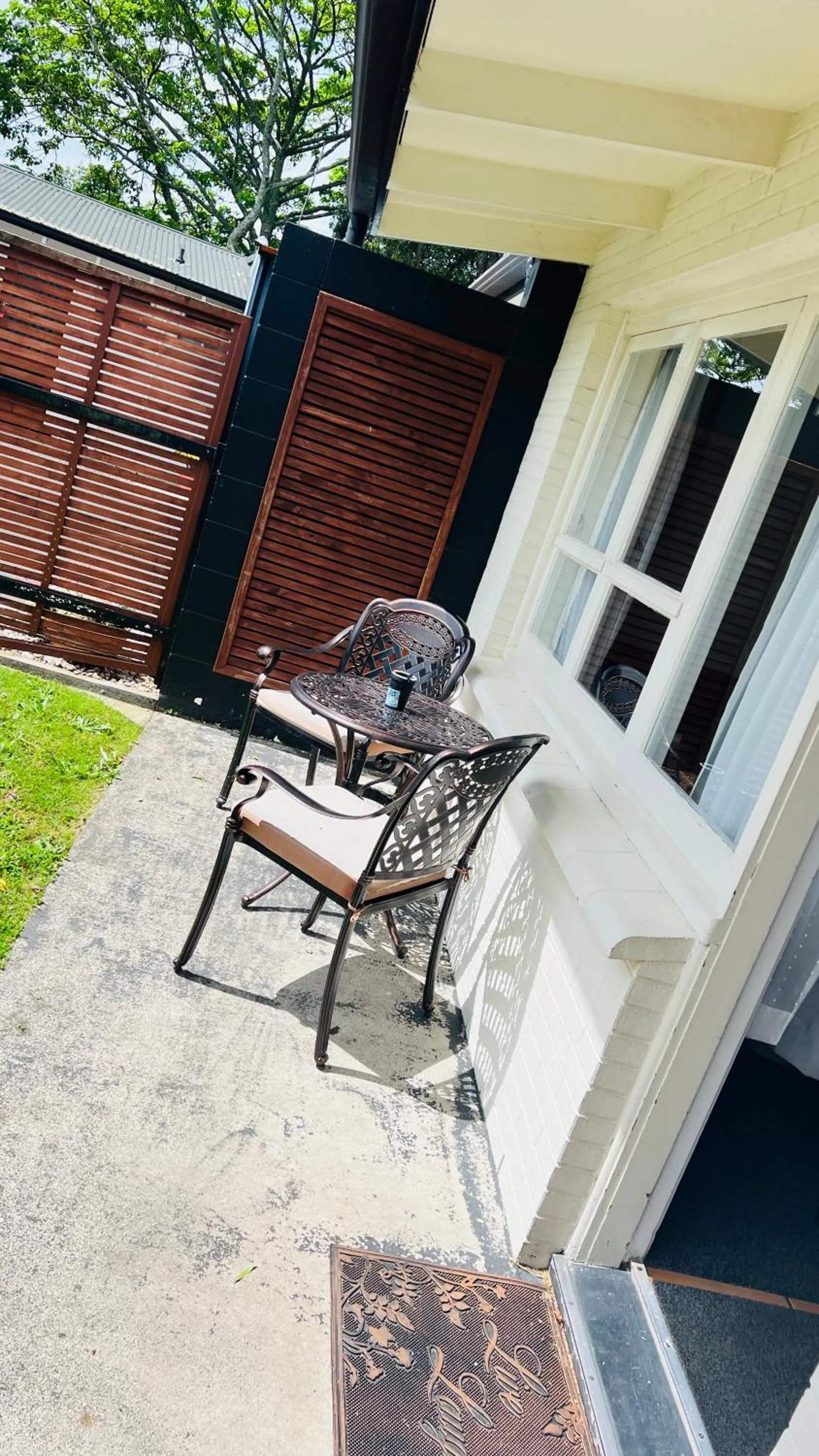 Seating area in 18th Avenue Thermal Motel