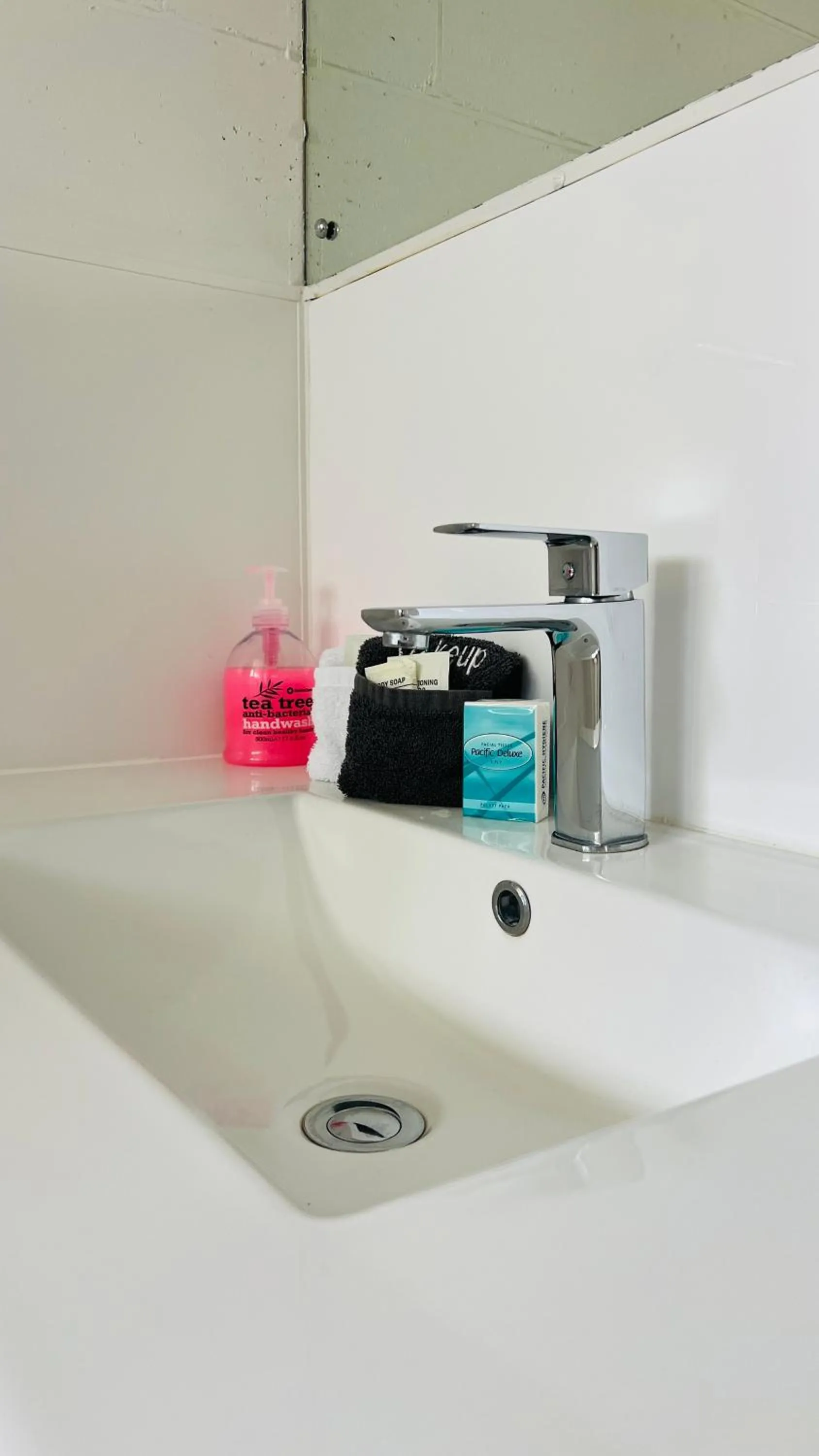 Bathroom in 18th Avenue Thermal Motel