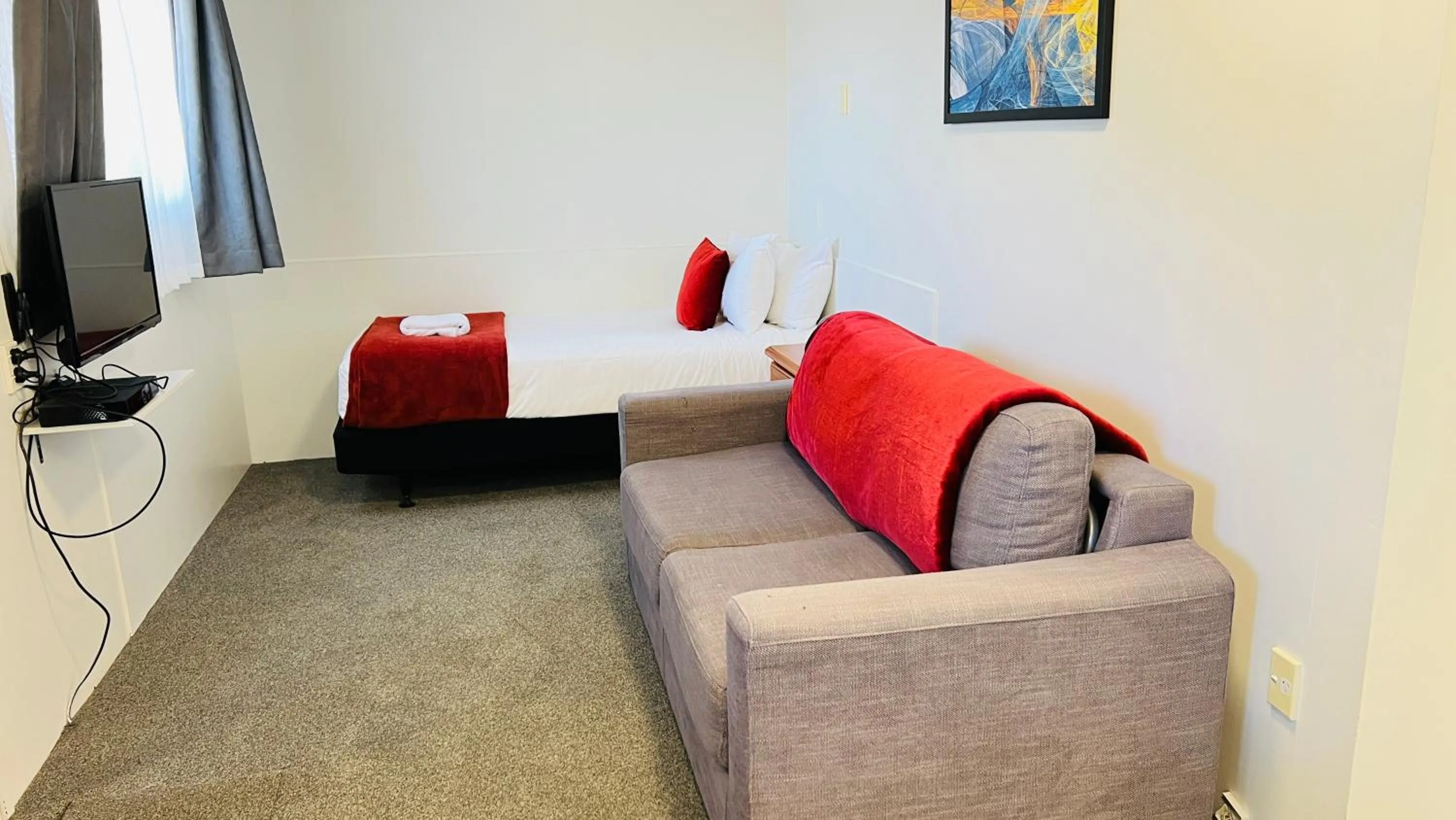 Seating area, Bed in 18th Avenue Thermal Motel
