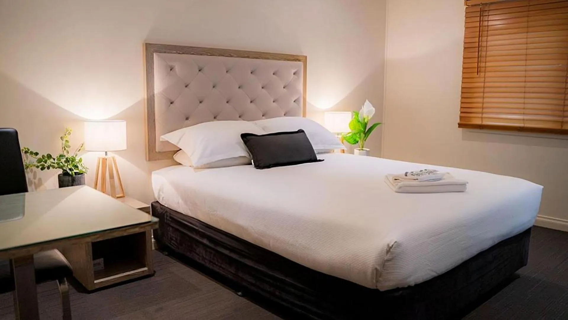 Bed in Manjimup Gateway Hotel