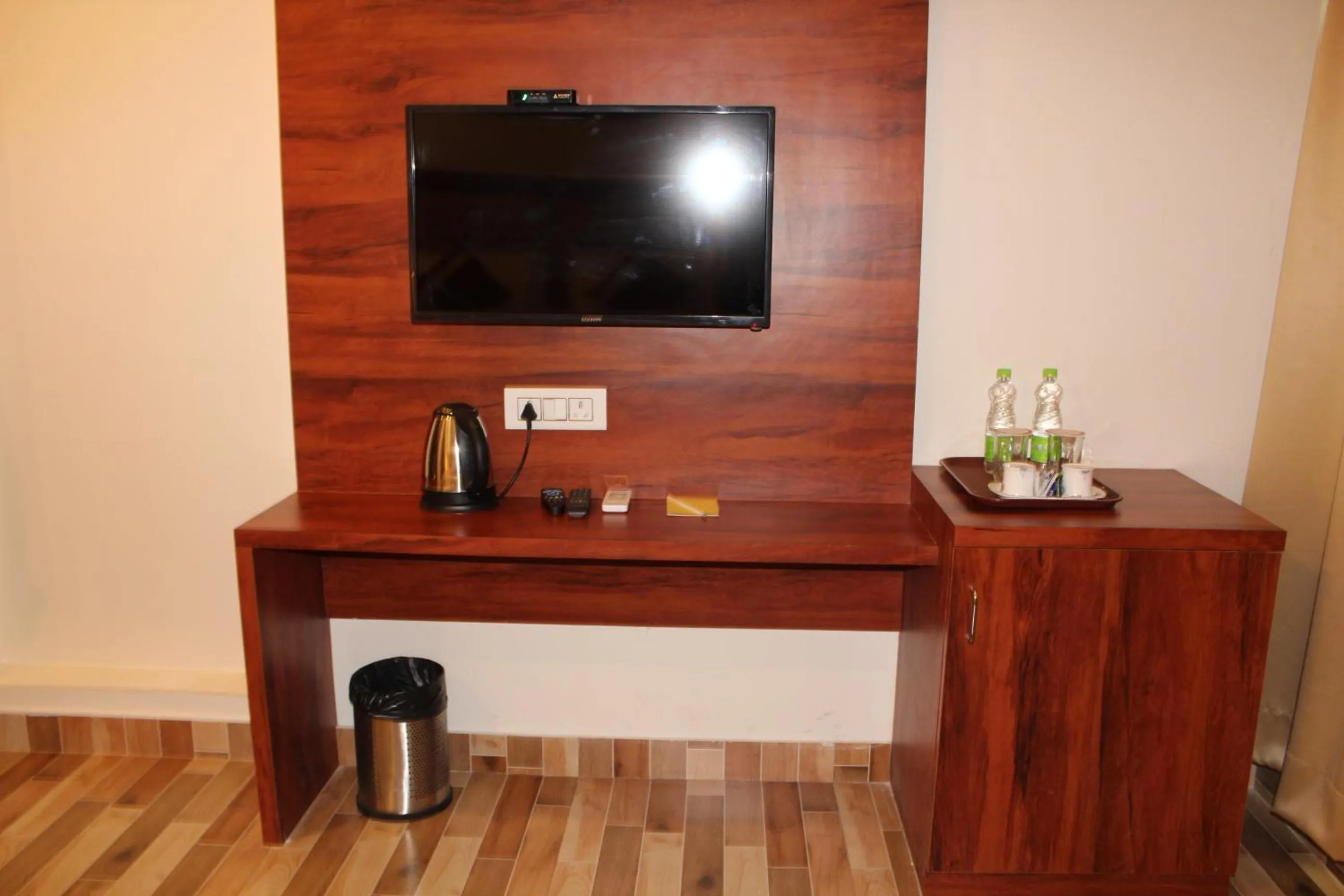 Communal lounge/ TV room in Red Crown Hotel