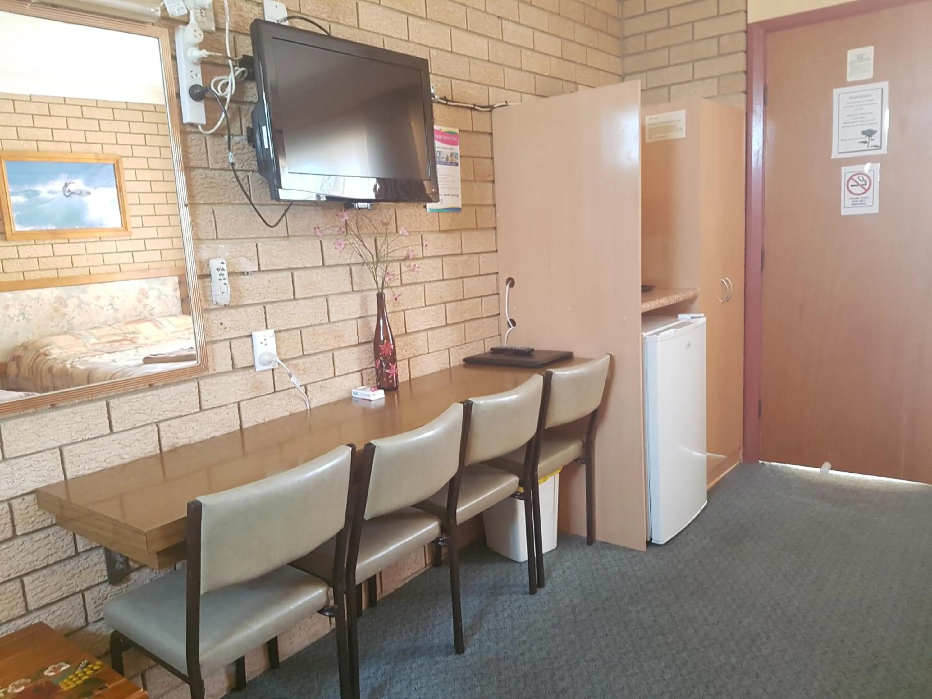 TV and multimedia in Lake Front Motel