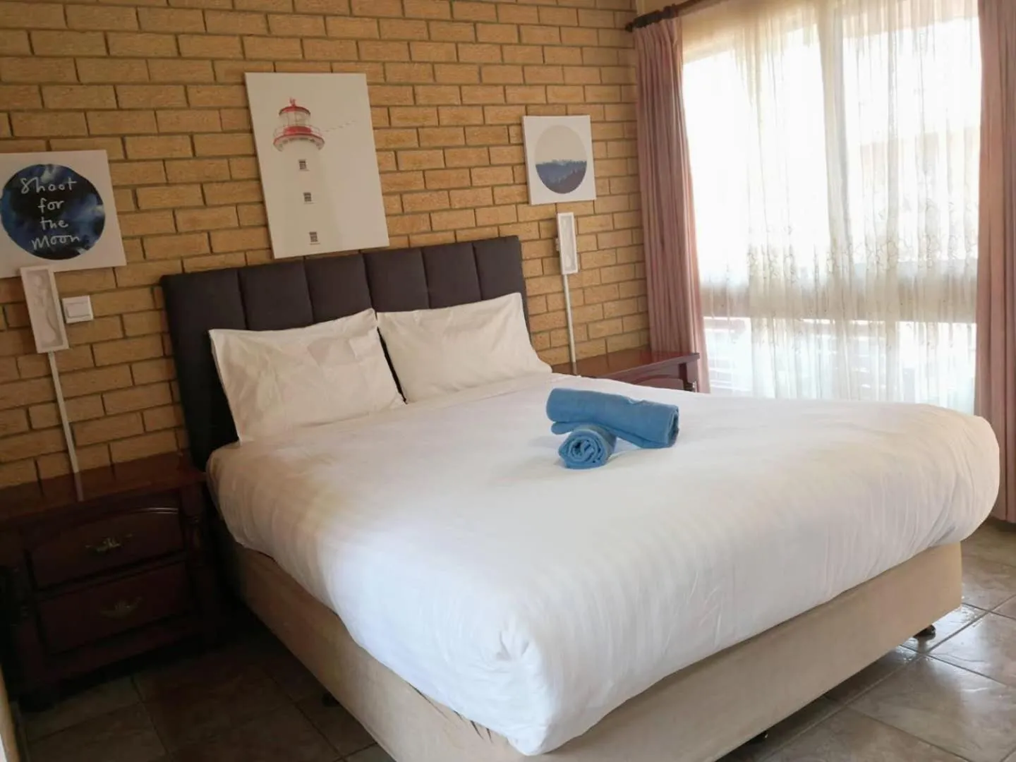Photo of the whole room, Bed in Lake Front Motel