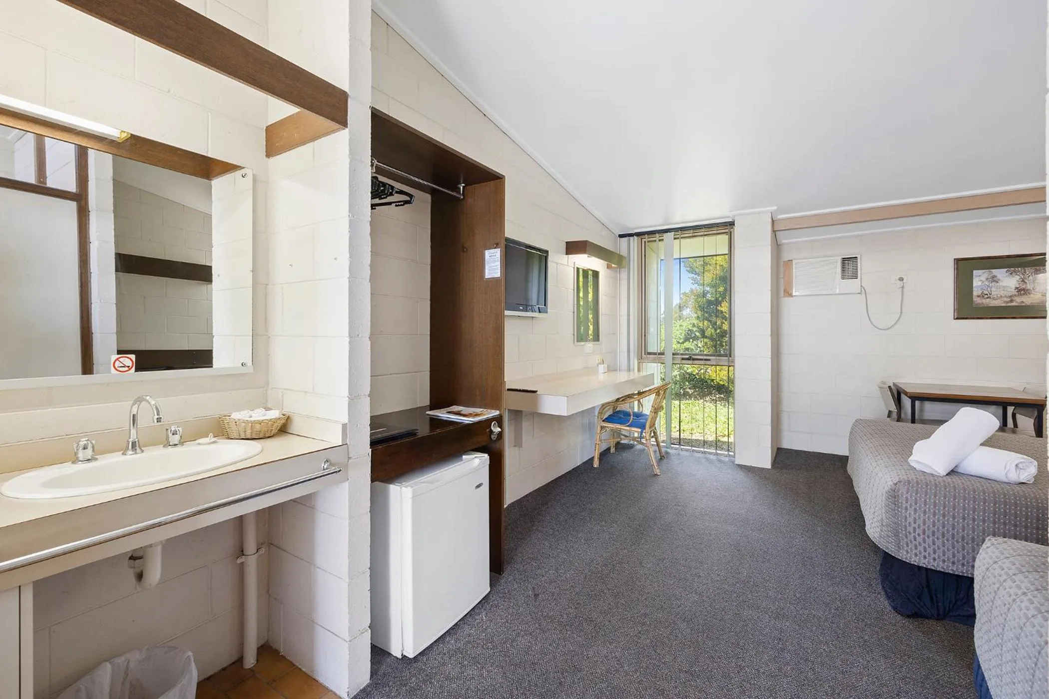 Bedroom, Bed in Coal Creek Motel