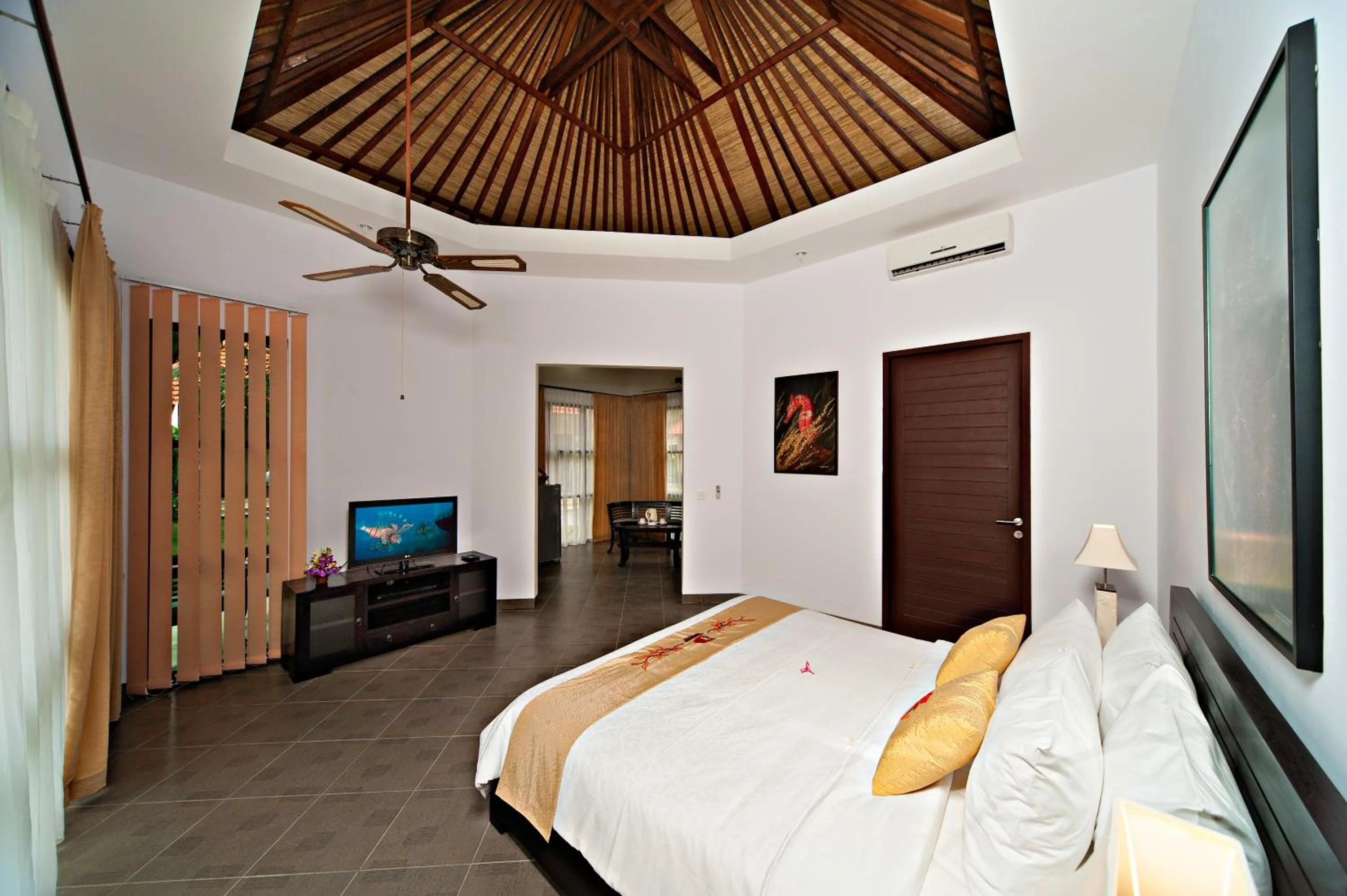 Communal lounge/ TV room, Bed in Orlowsky Discovery Candidasa Hotel
