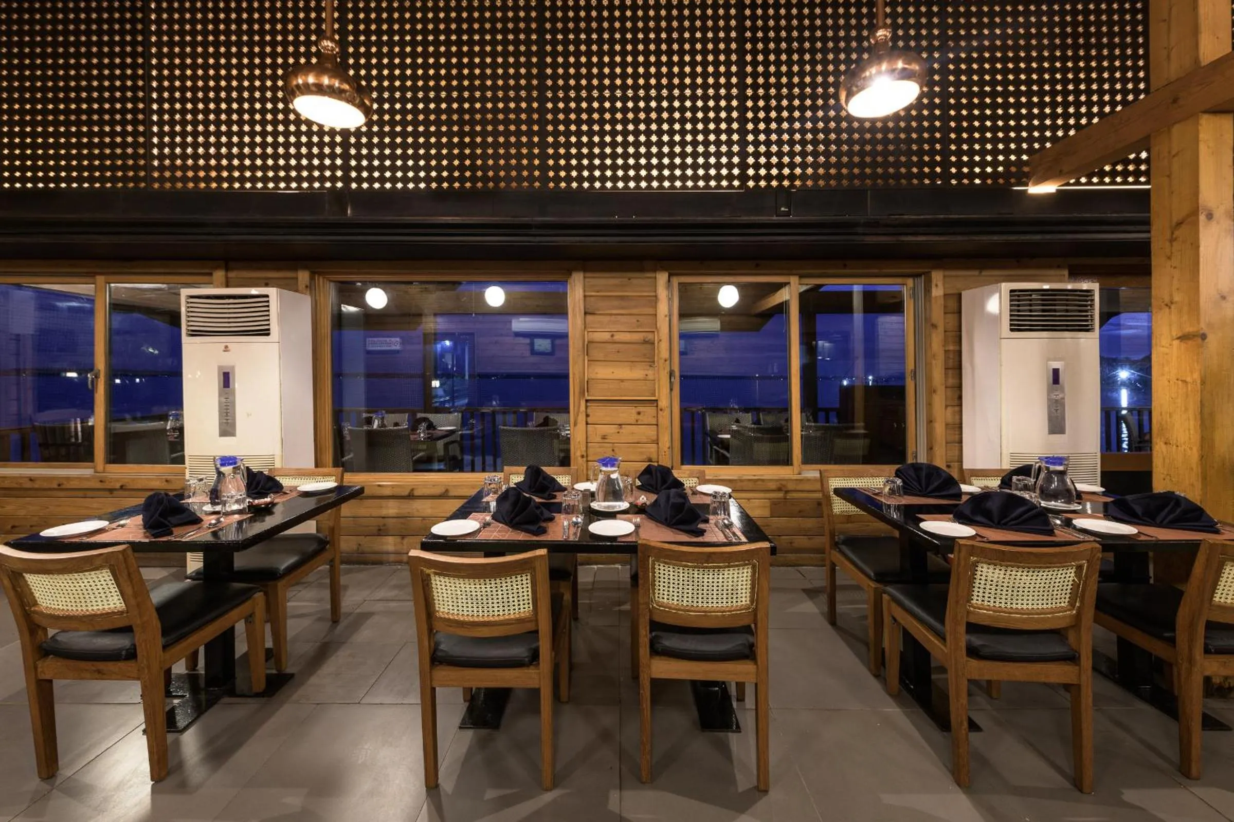 Restaurant/places to eat in Club Mahindra Ashtamudi