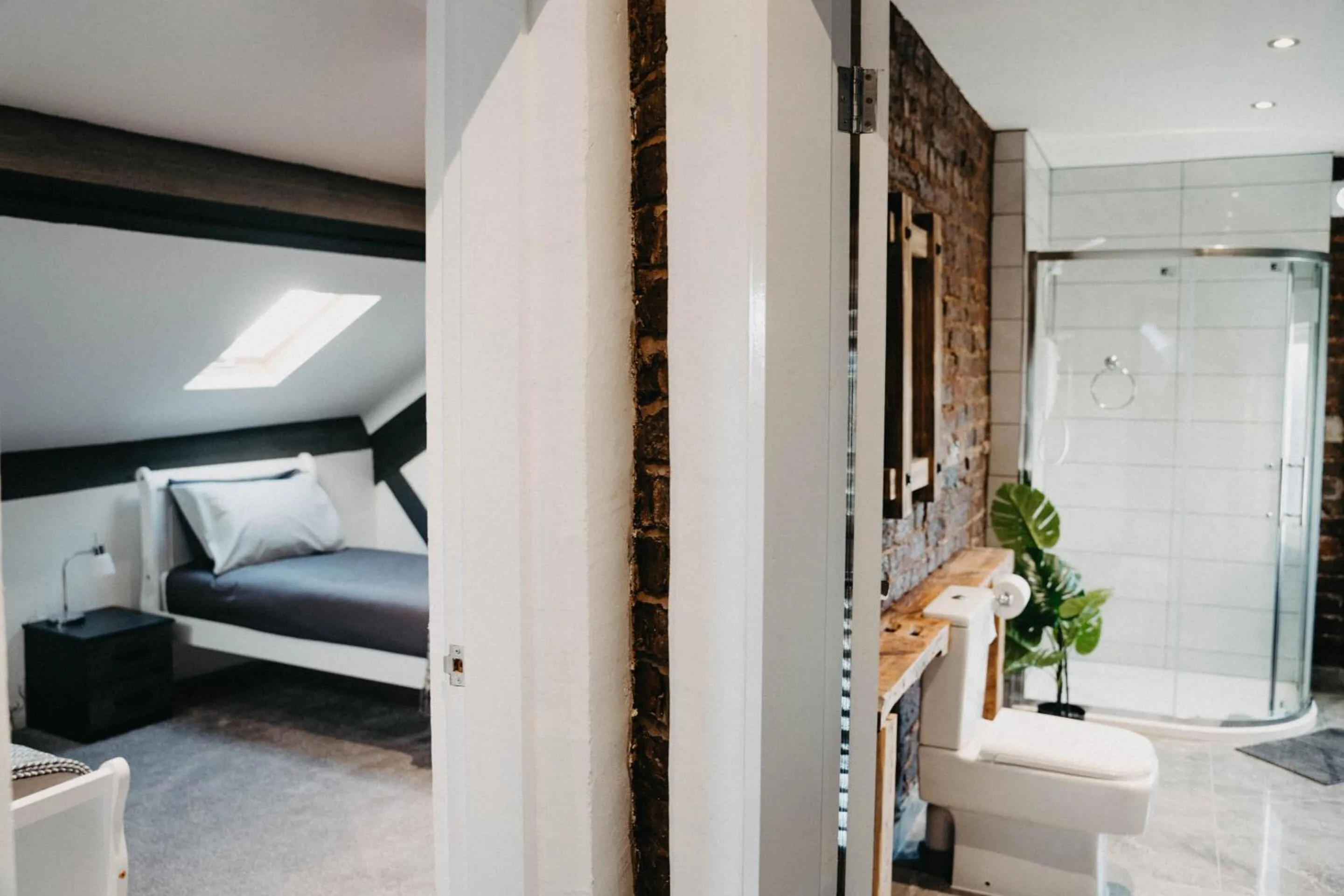 Bathroom, Bed in Flat Iron Anfield