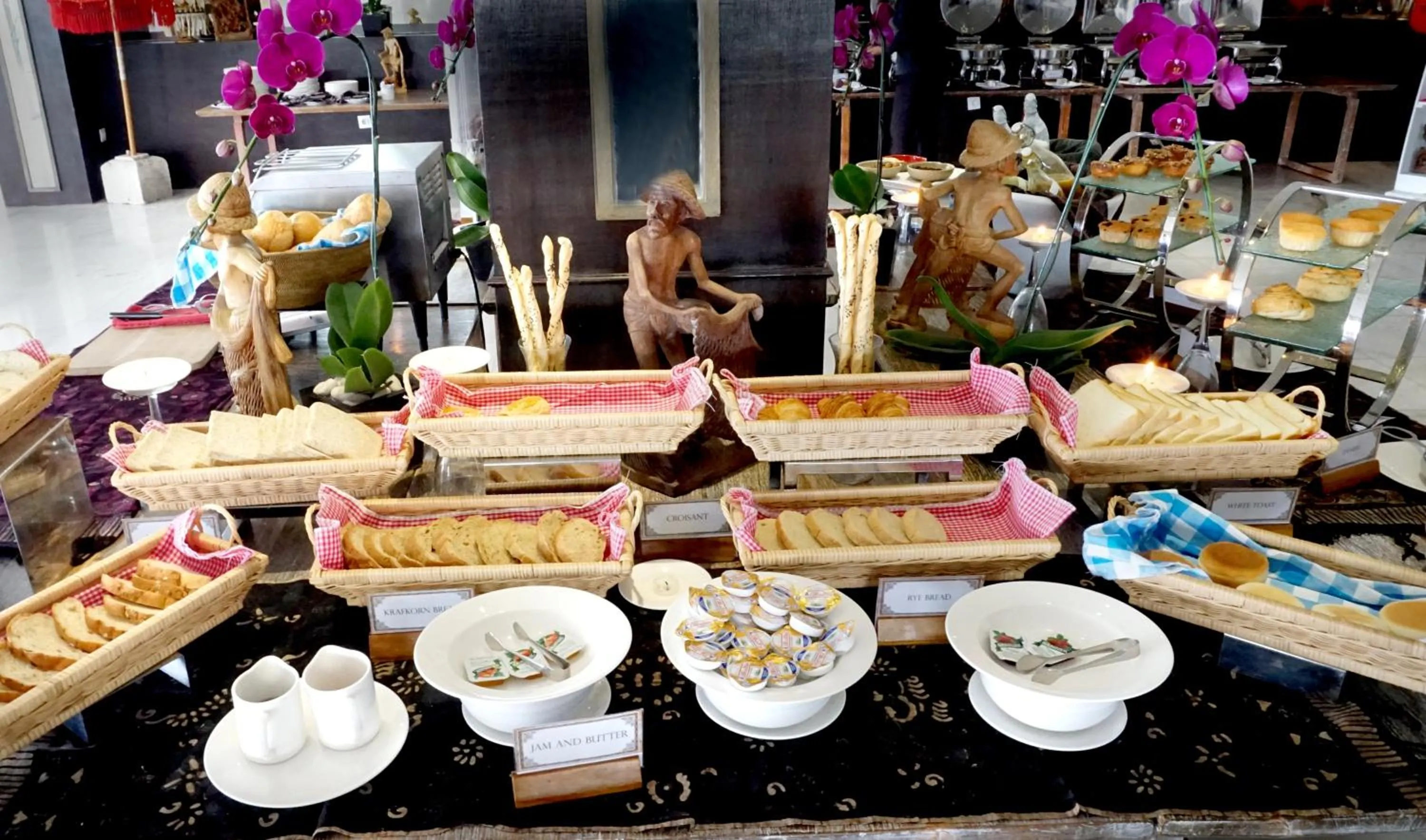 Food and drinks in Lv8 Resort Hotel