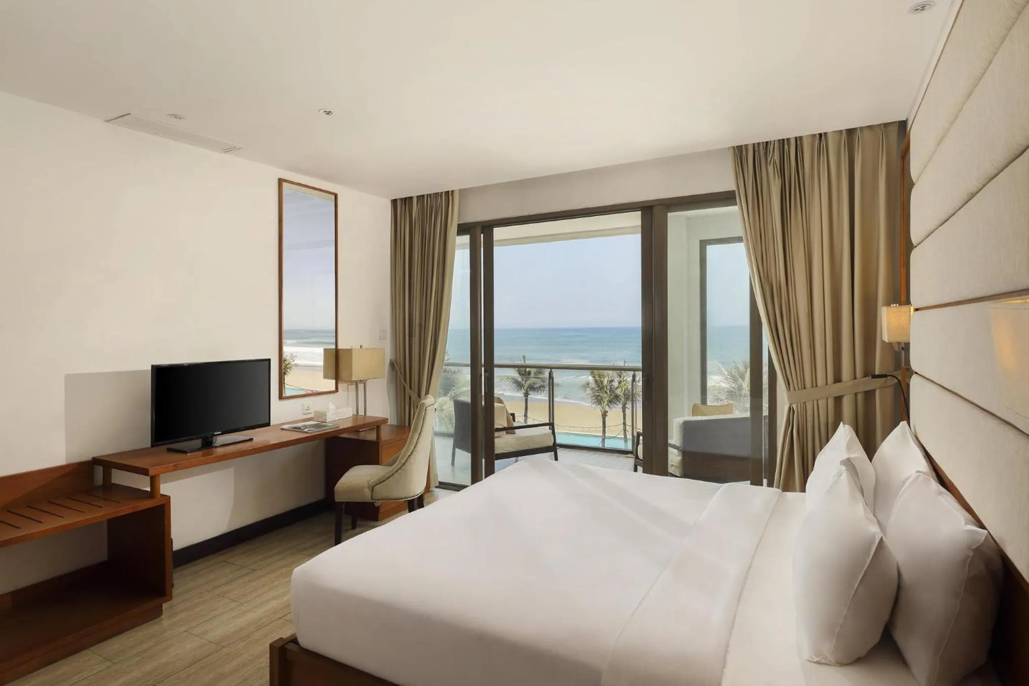 Sea view, Bed in Lv8 Resort Hotel