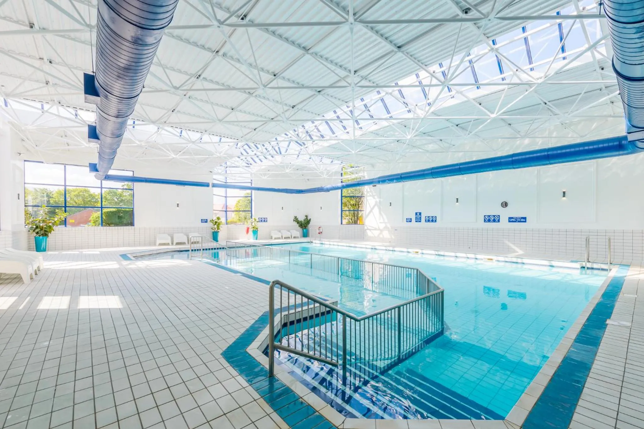 Swimming pool in Hotel Killarney