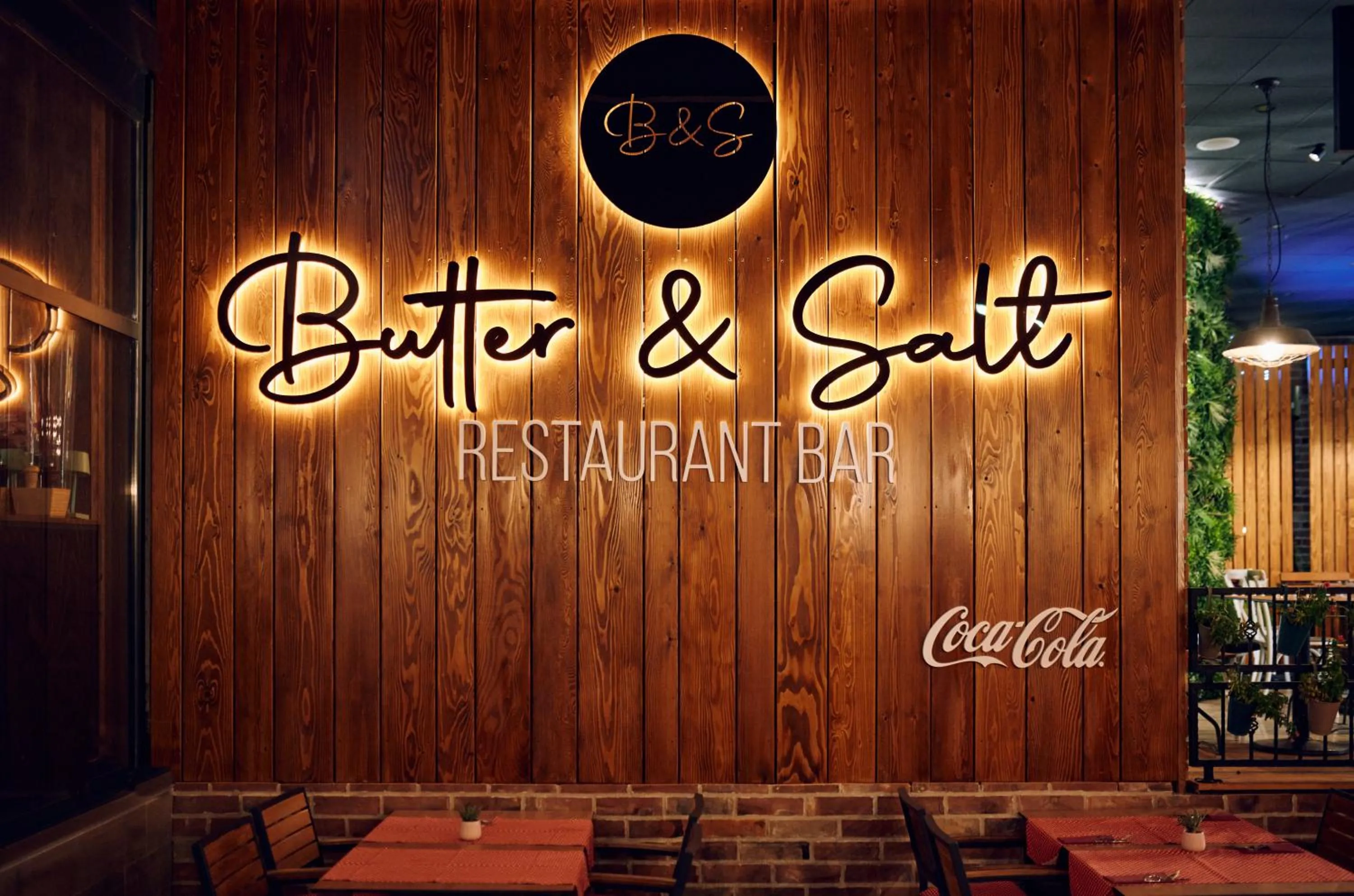 Restaurant/places to eat in Hotel Paris