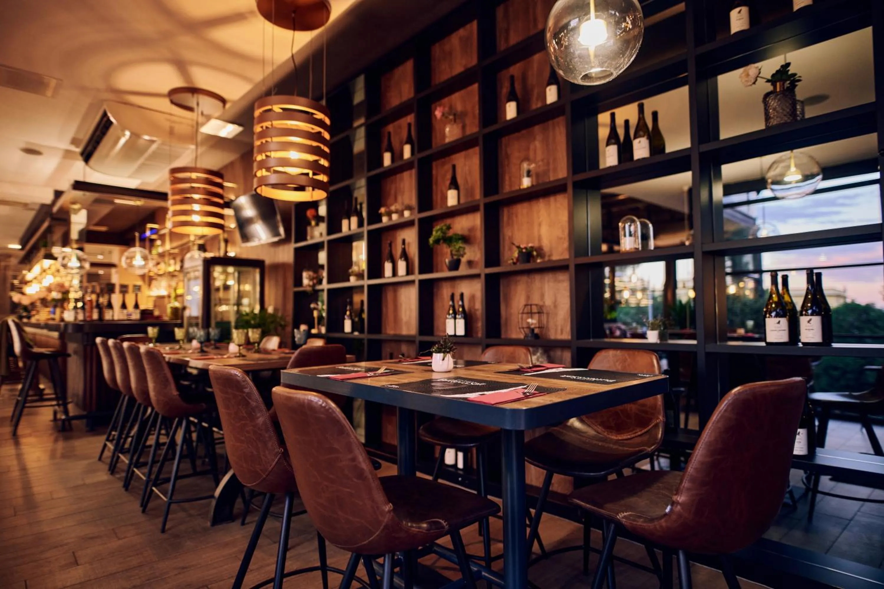 Restaurant/places to eat in Hotel Paris