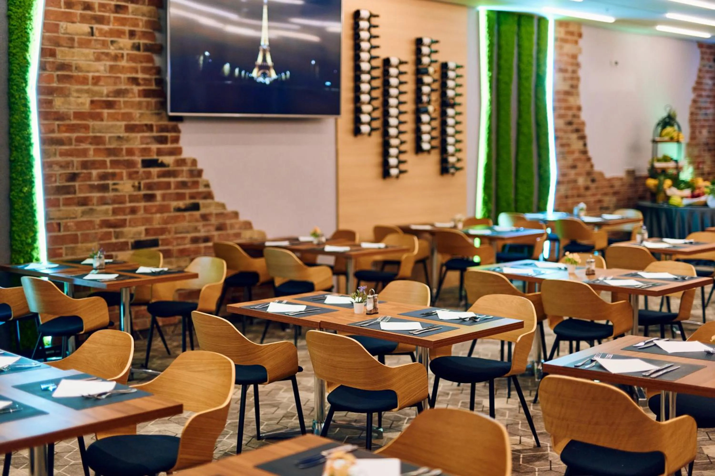 Restaurant/places to eat in Hotel Paris