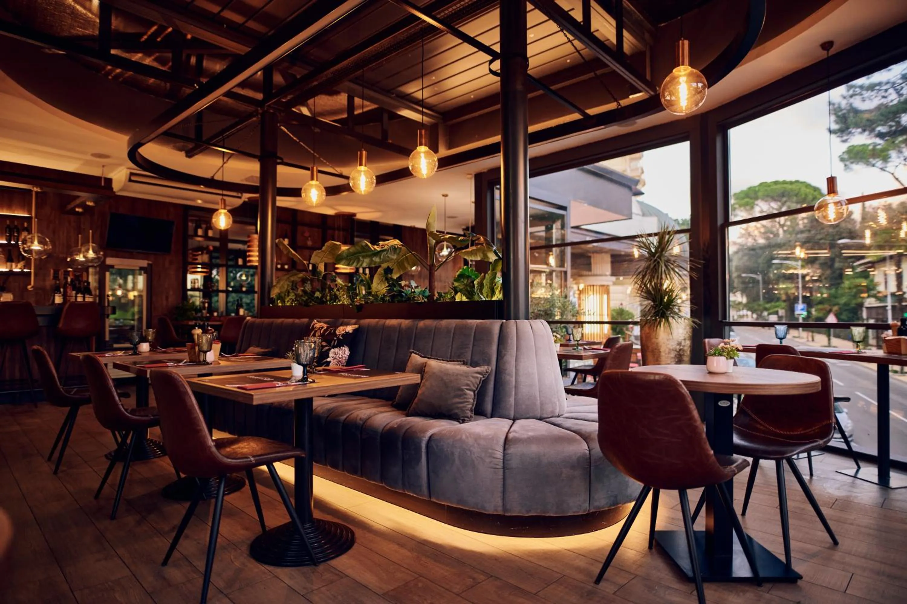 Restaurant/places to eat in Hotel Paris