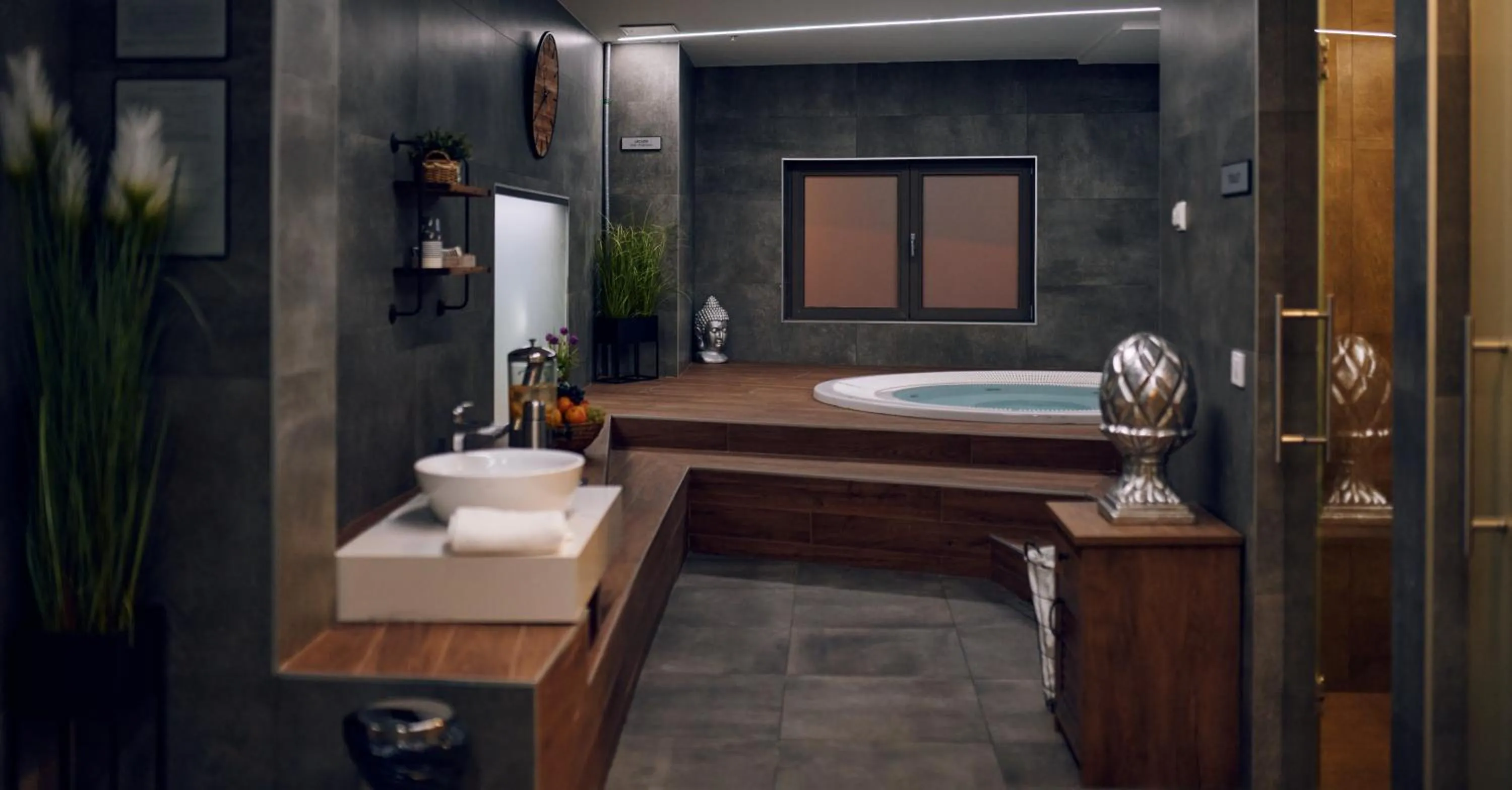 Hot Tub in Hotel Paris