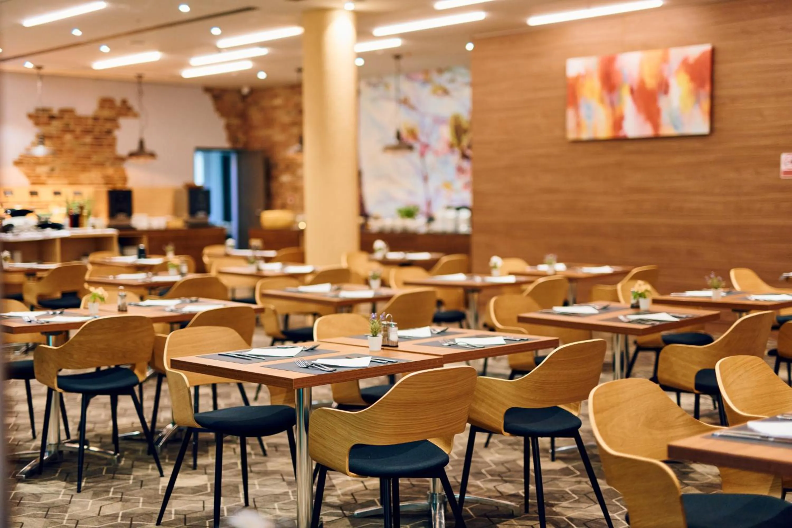 Restaurant/places to eat in Hotel Paris