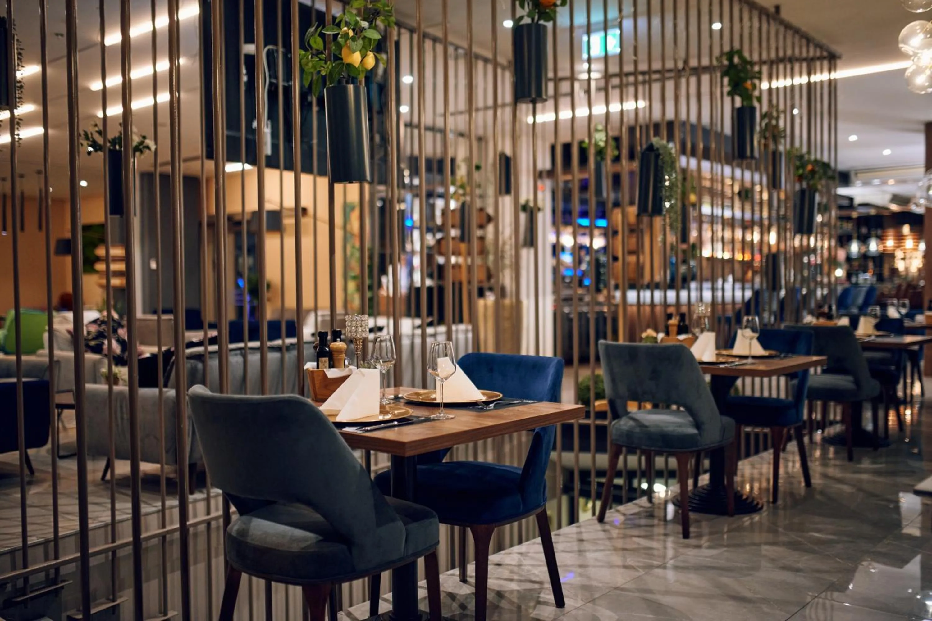 Restaurant/places to eat in Hotel Paris