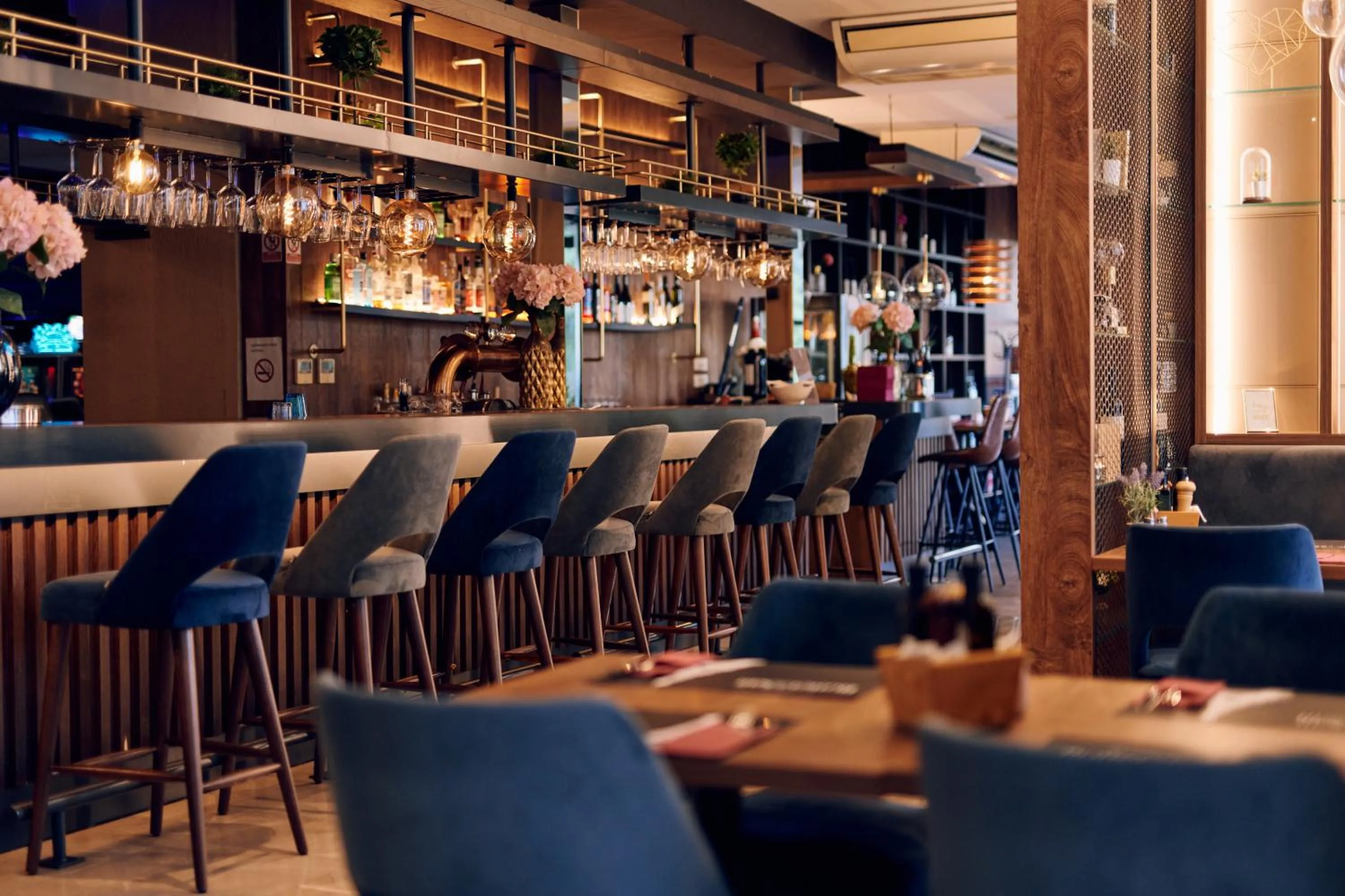 Restaurant/places to eat in Hotel Paris