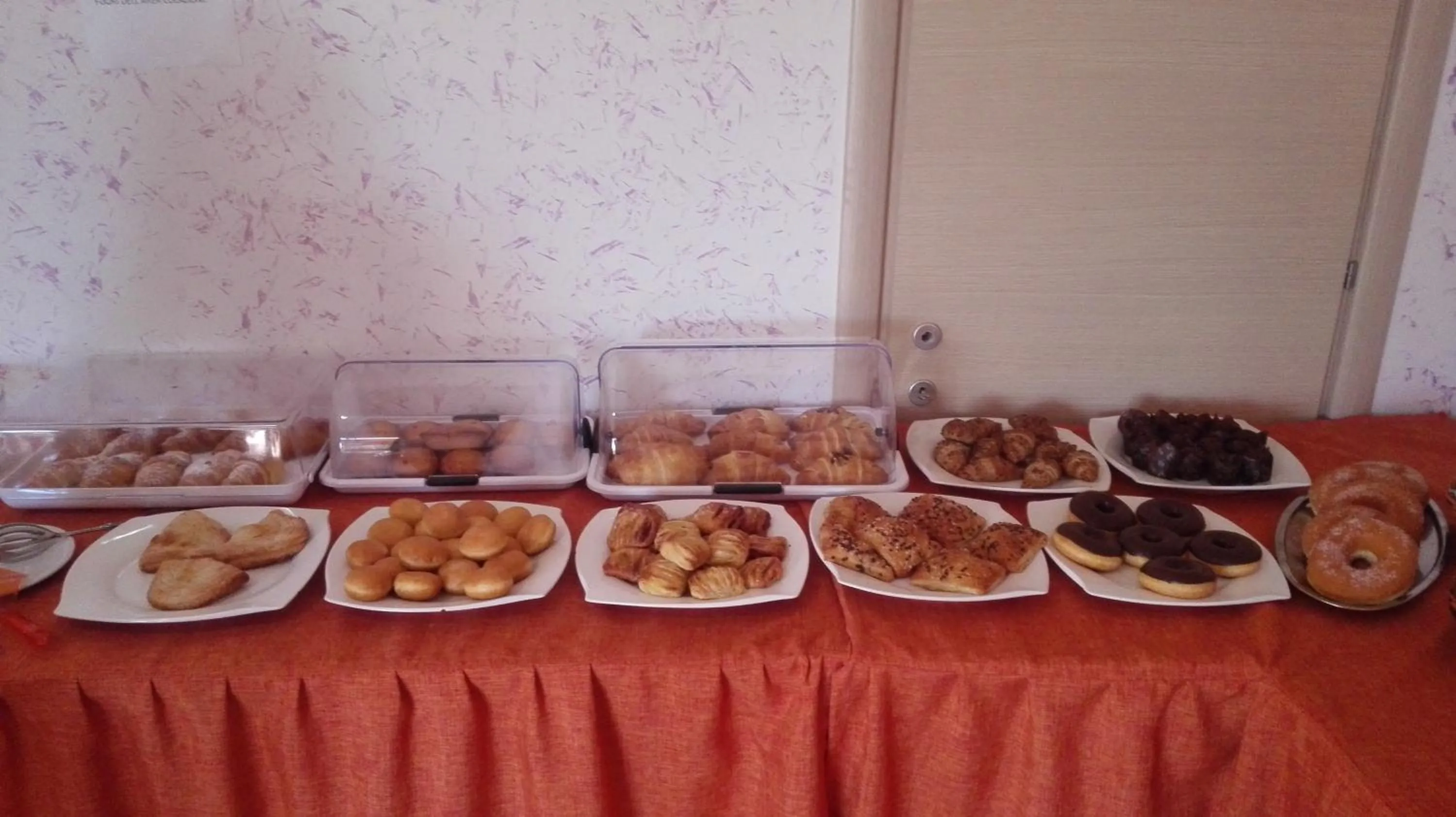 Buffet breakfast in Samanà B&B