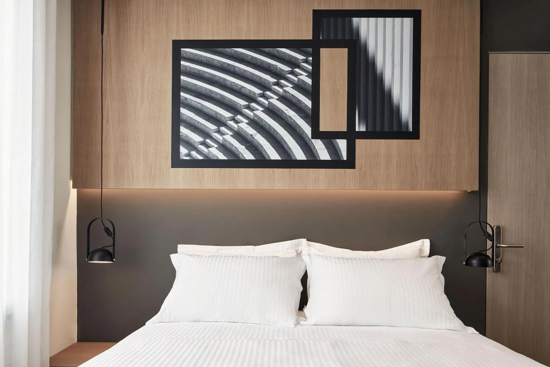 Bed in Urban Frame Plaka