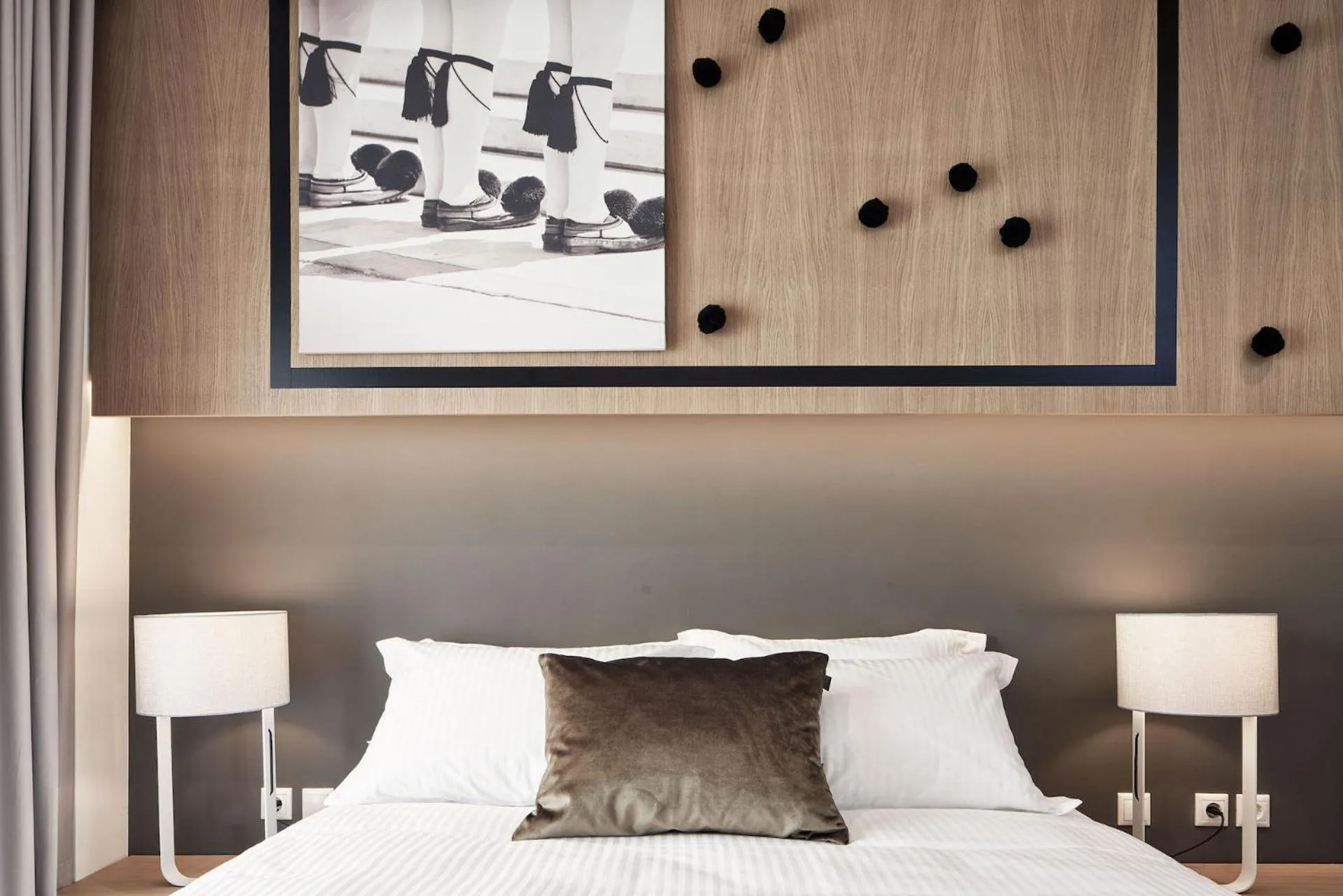 Bed in Urban Frame Plaka