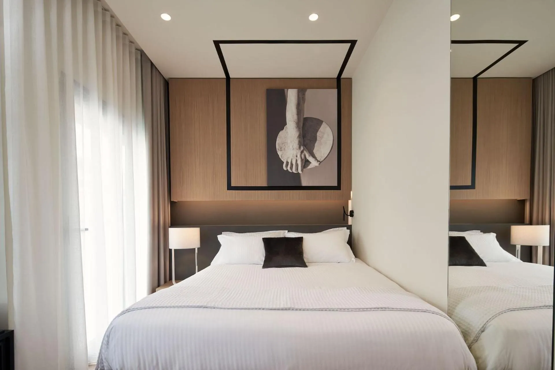 Bed in Urban Frame Plaka