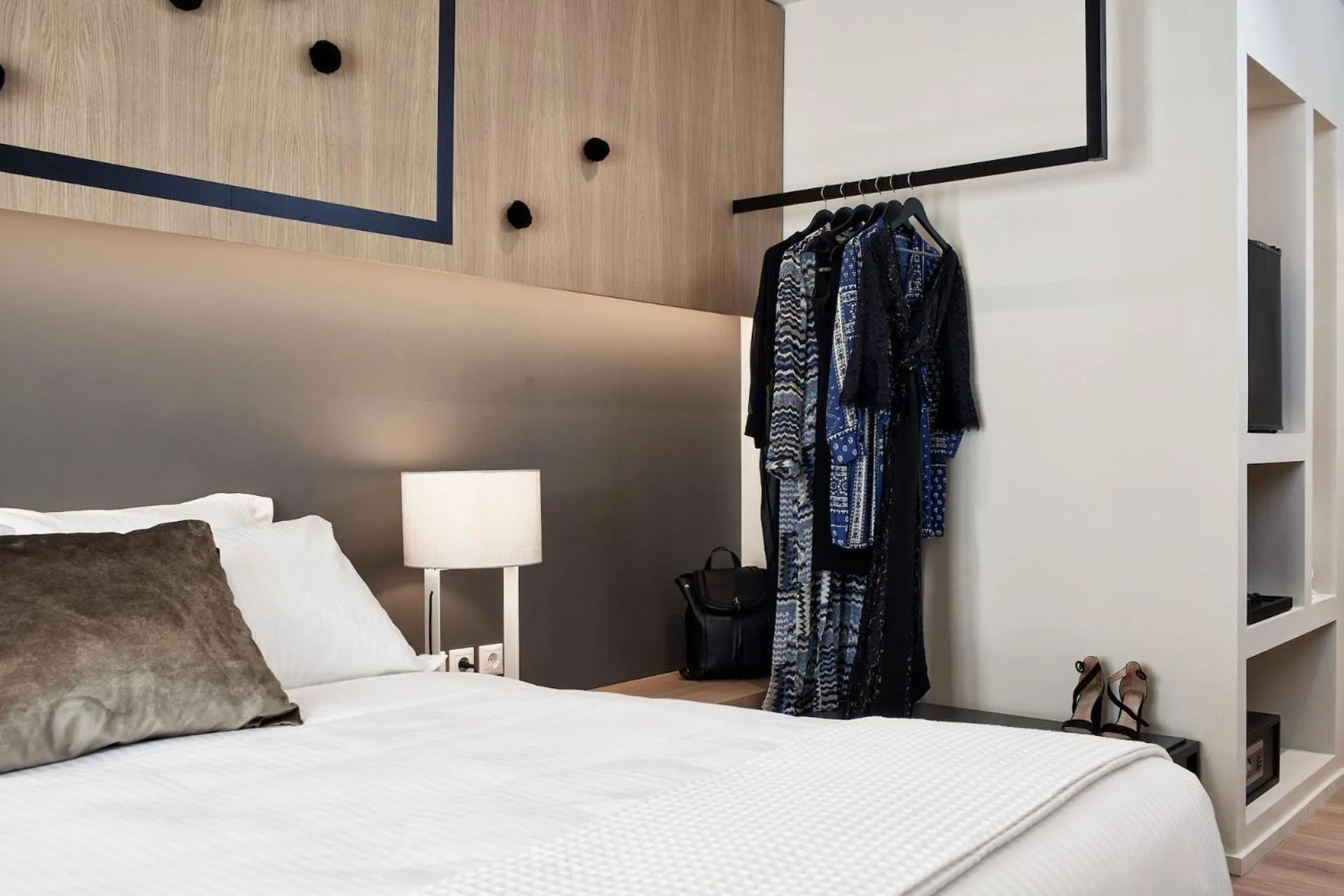 Bed in Urban Frame Plaka