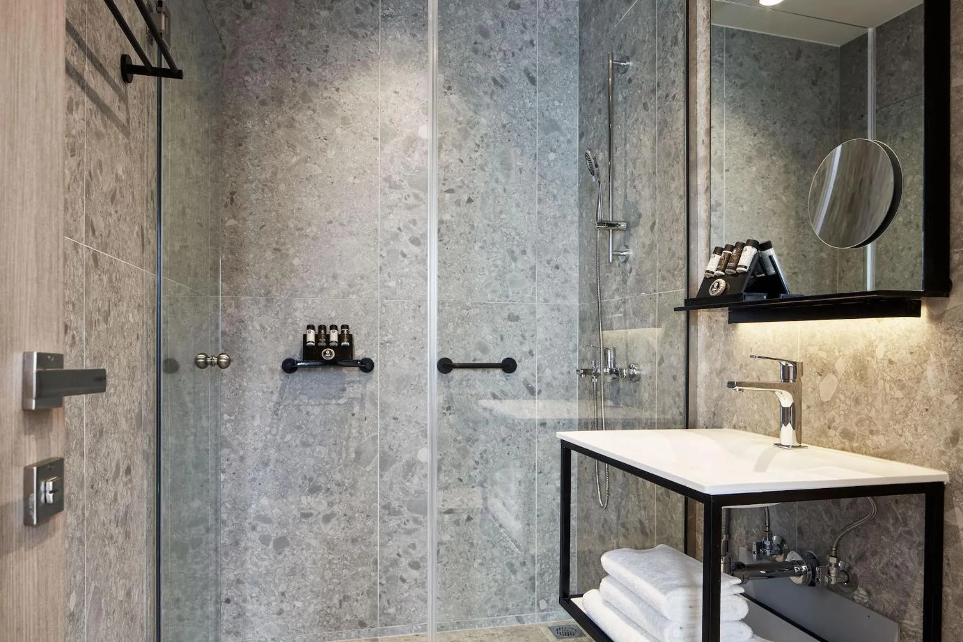 Shower in Urban Frame Plaka