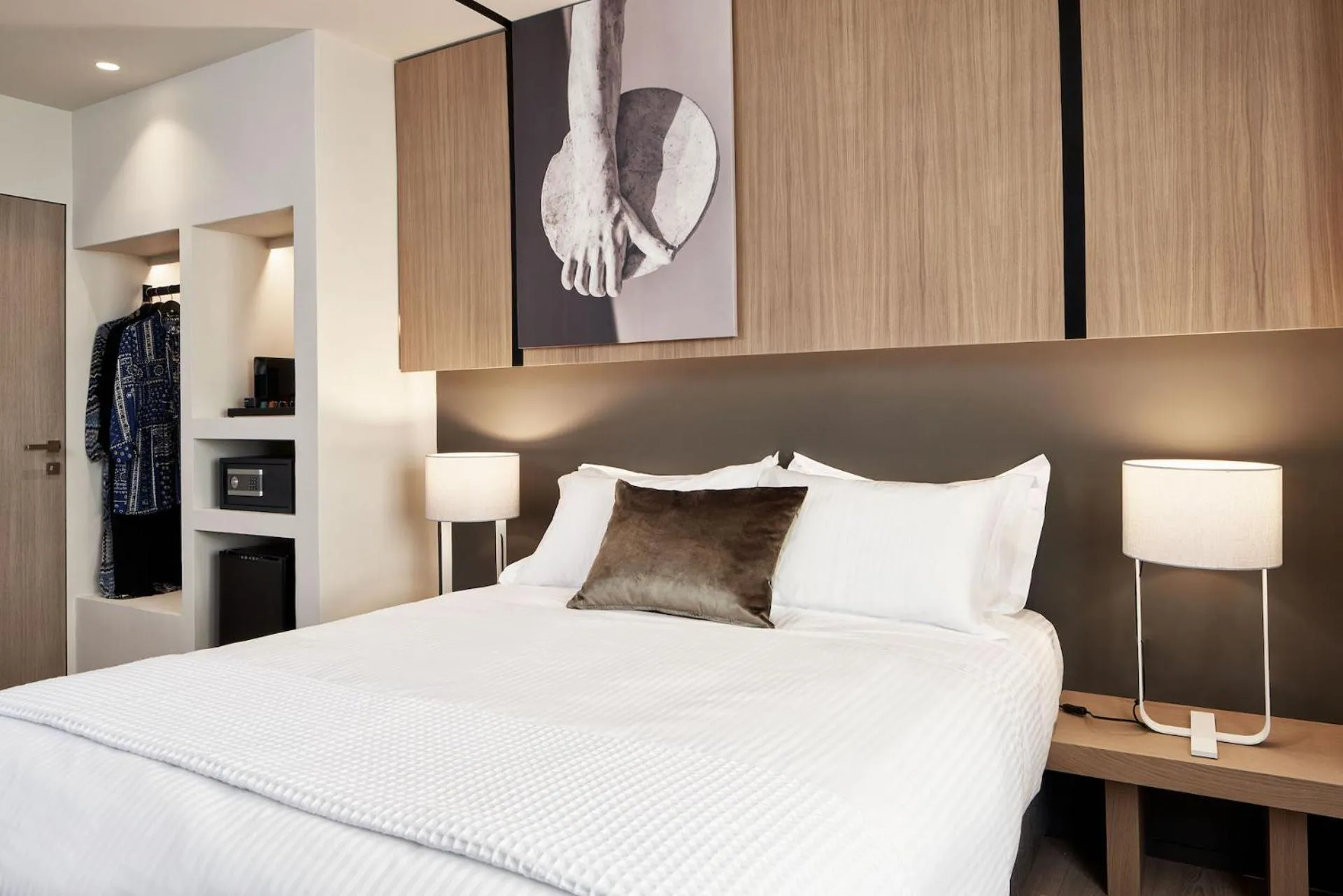 Bed in Urban Frame Plaka