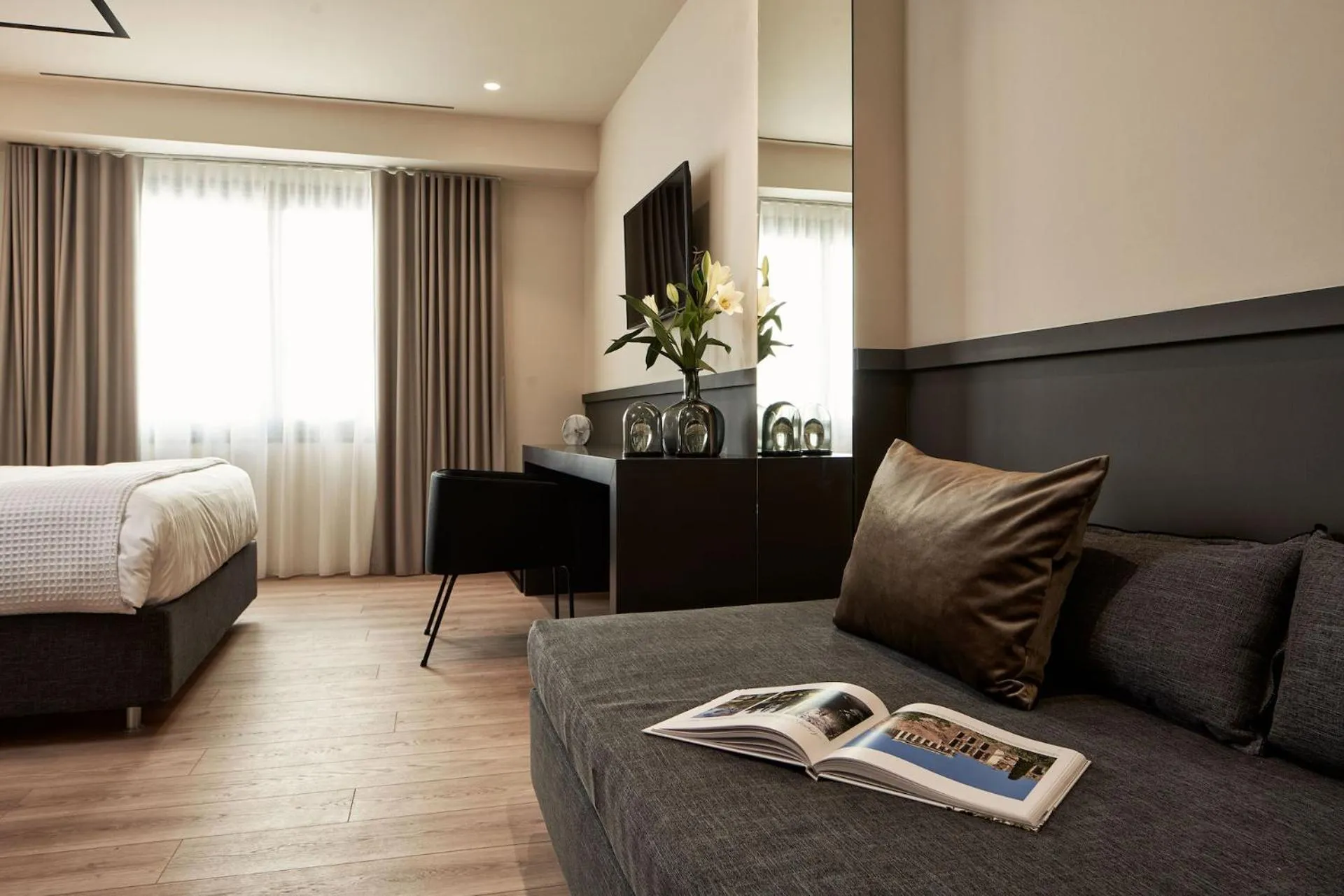 Seating area, Bed in Urban Frame Plaka