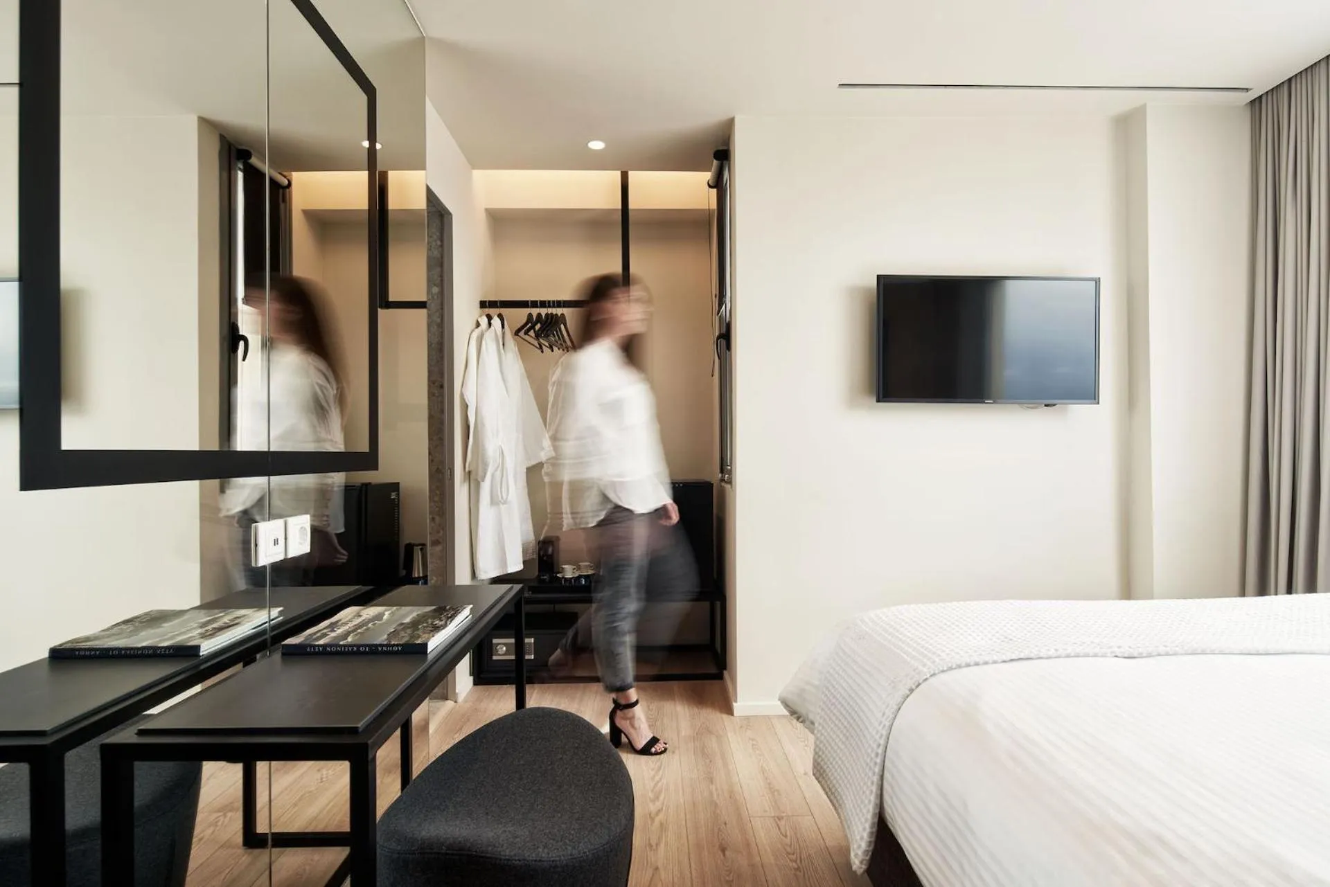 Bed in Urban Frame Plaka