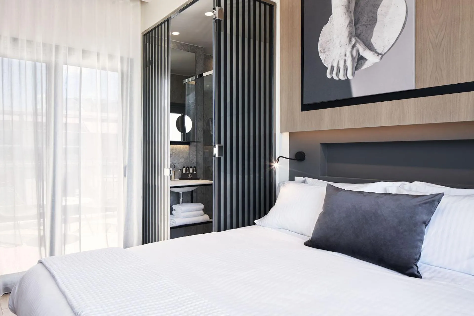 Photo of the whole room, Bed in Urban Frame Plaka