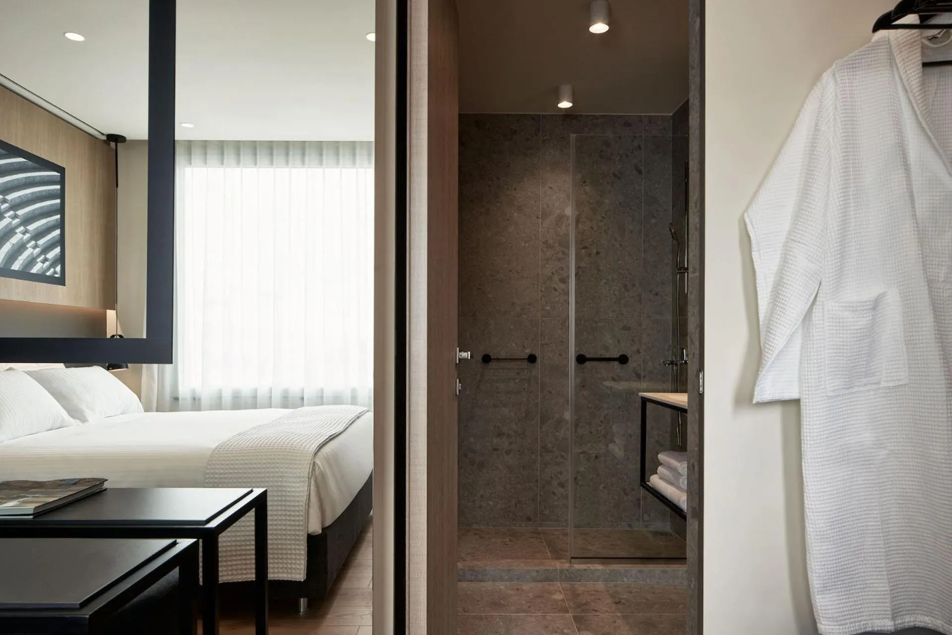 Bathroom, Bed in Urban Frame Plaka