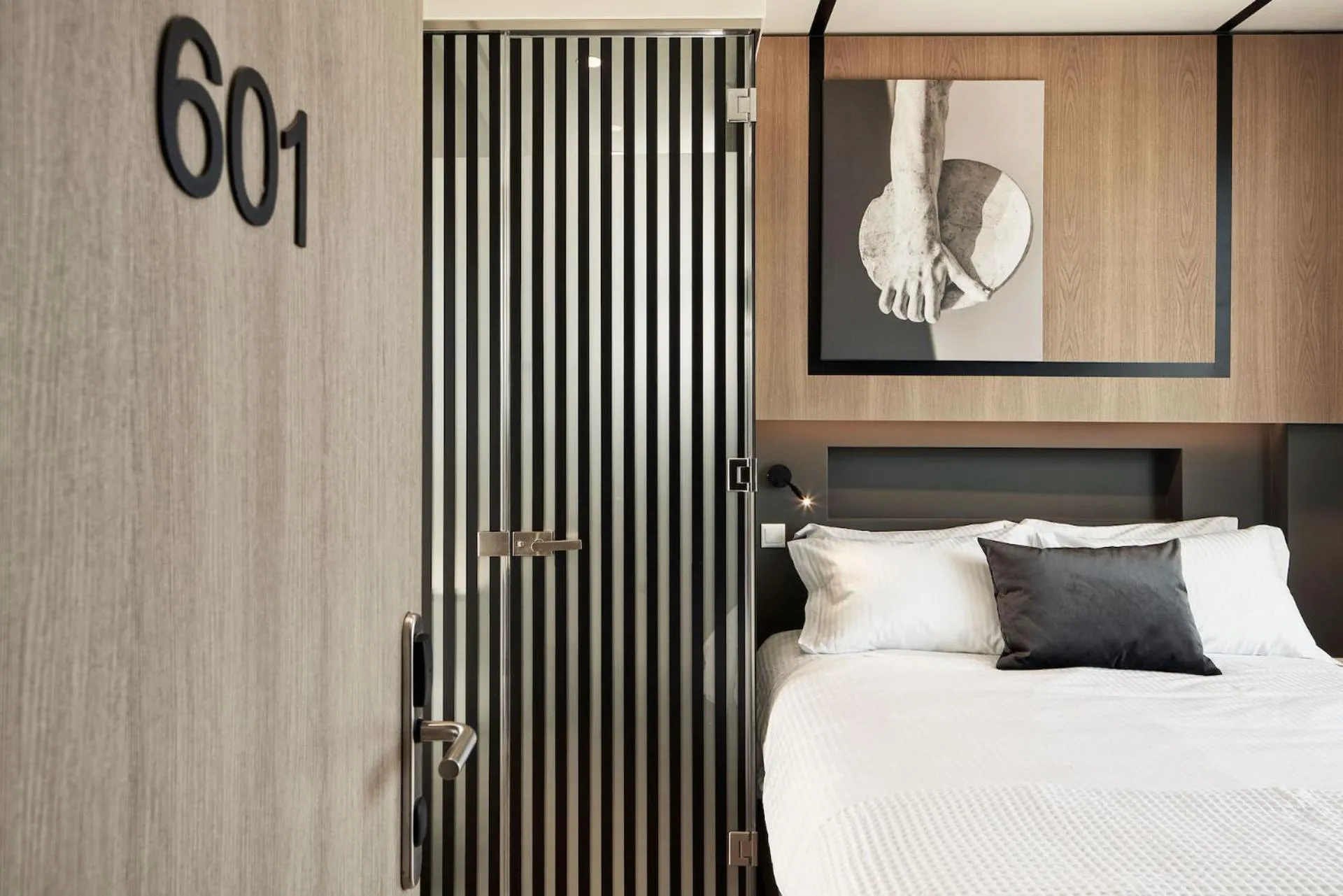 Bed in Urban Frame Plaka