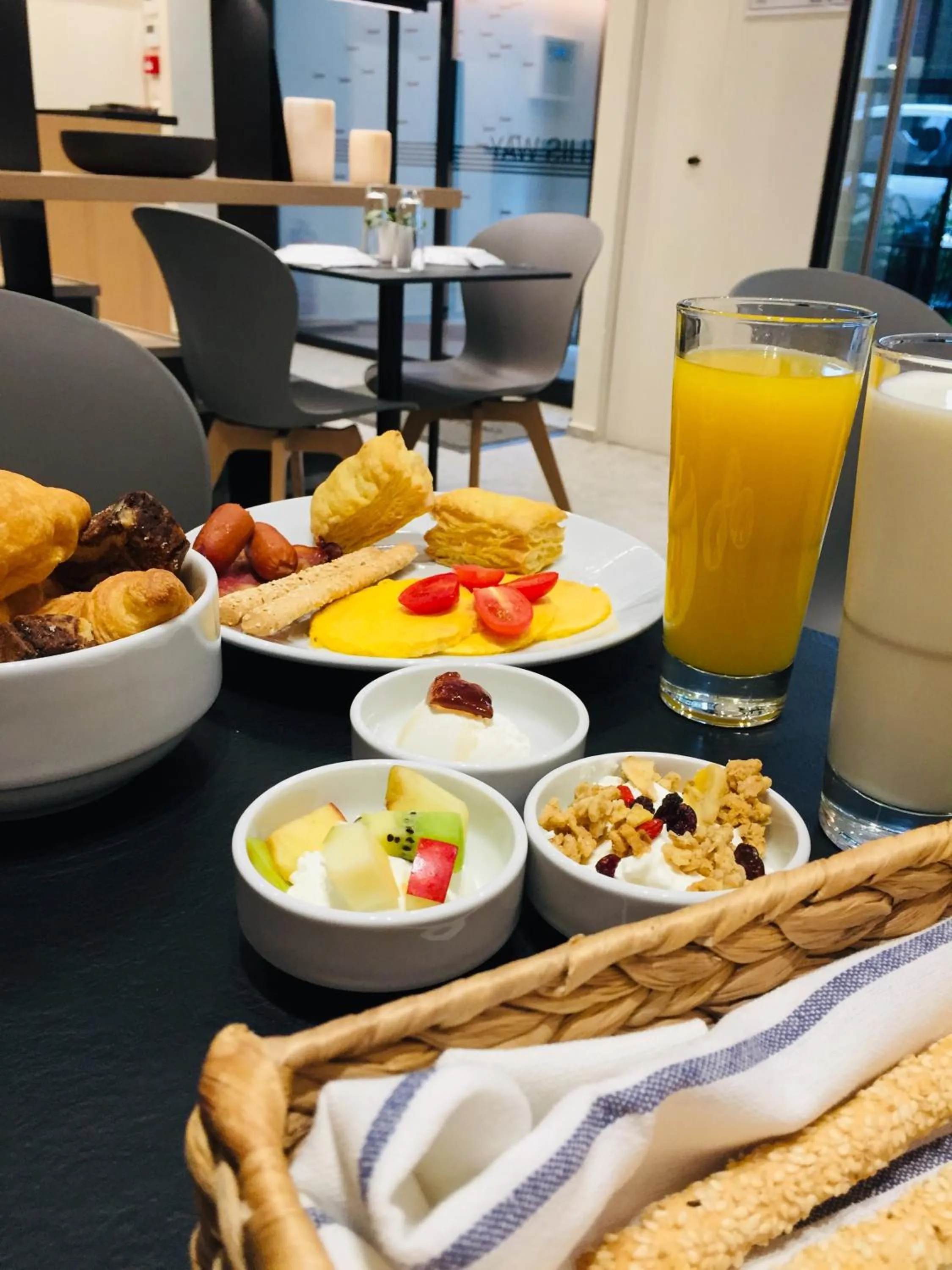 Food in Urban Frame Plaka