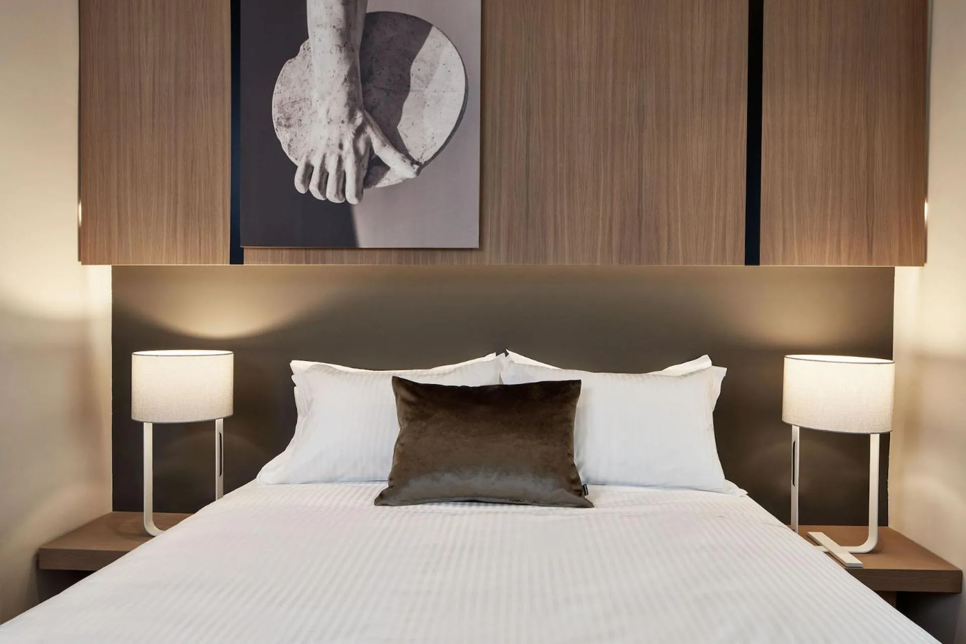 Bed in Urban Frame Plaka