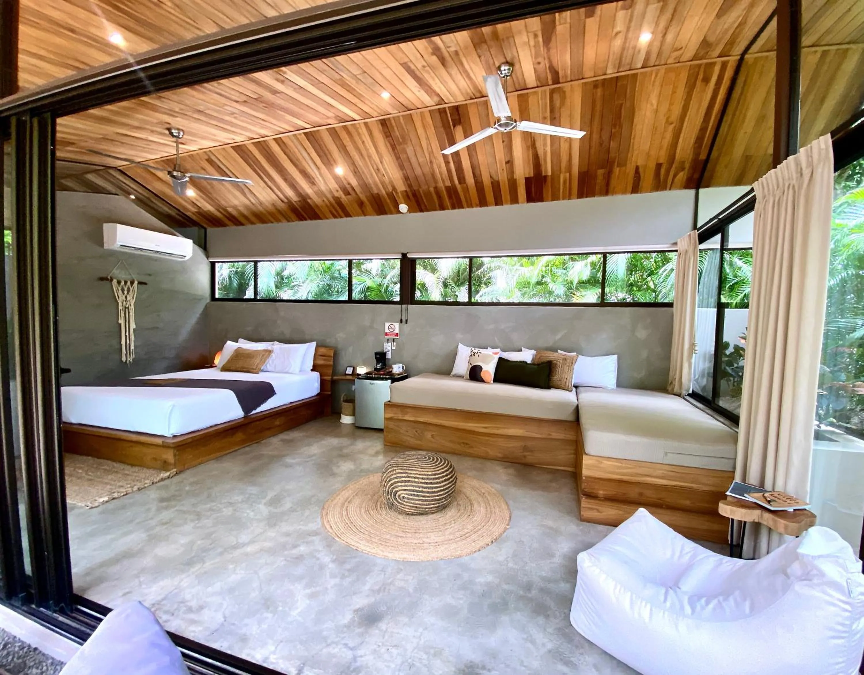 Photo of the whole room, Bed in Villas Kalei