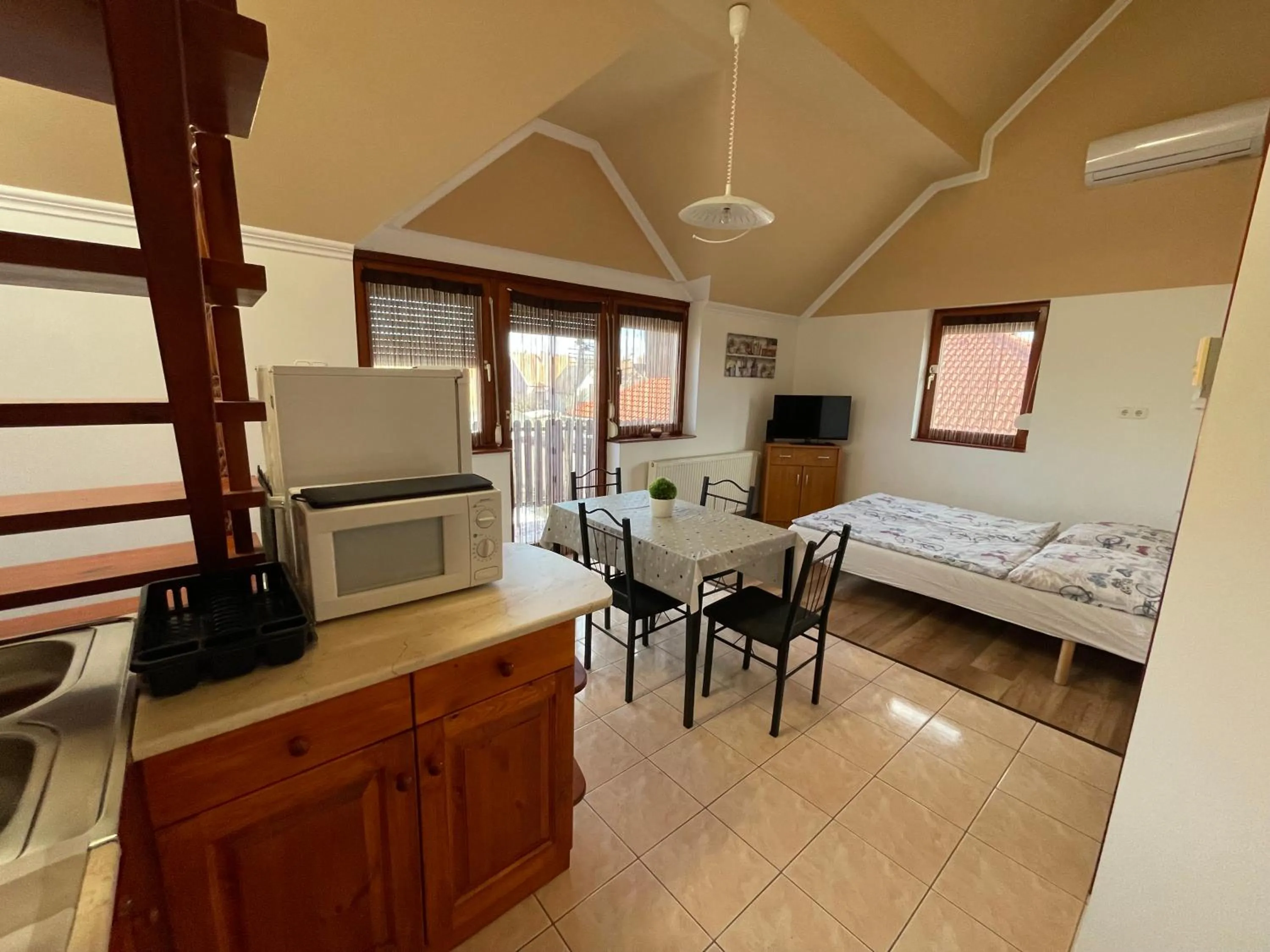 Dining area, Bed in Hellasz Apartman