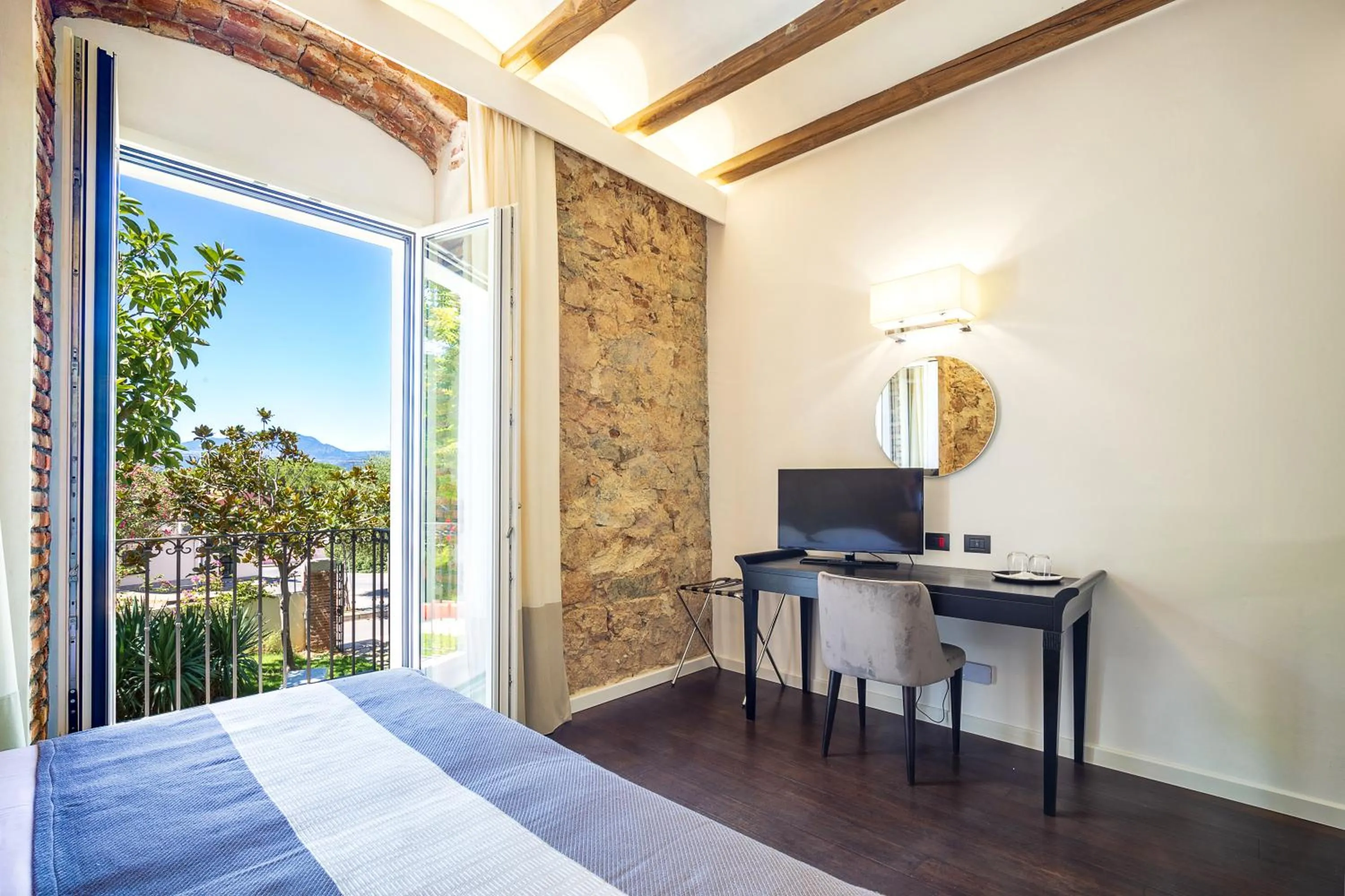 TV and multimedia, Bed in Raphael Hotel Arbatax