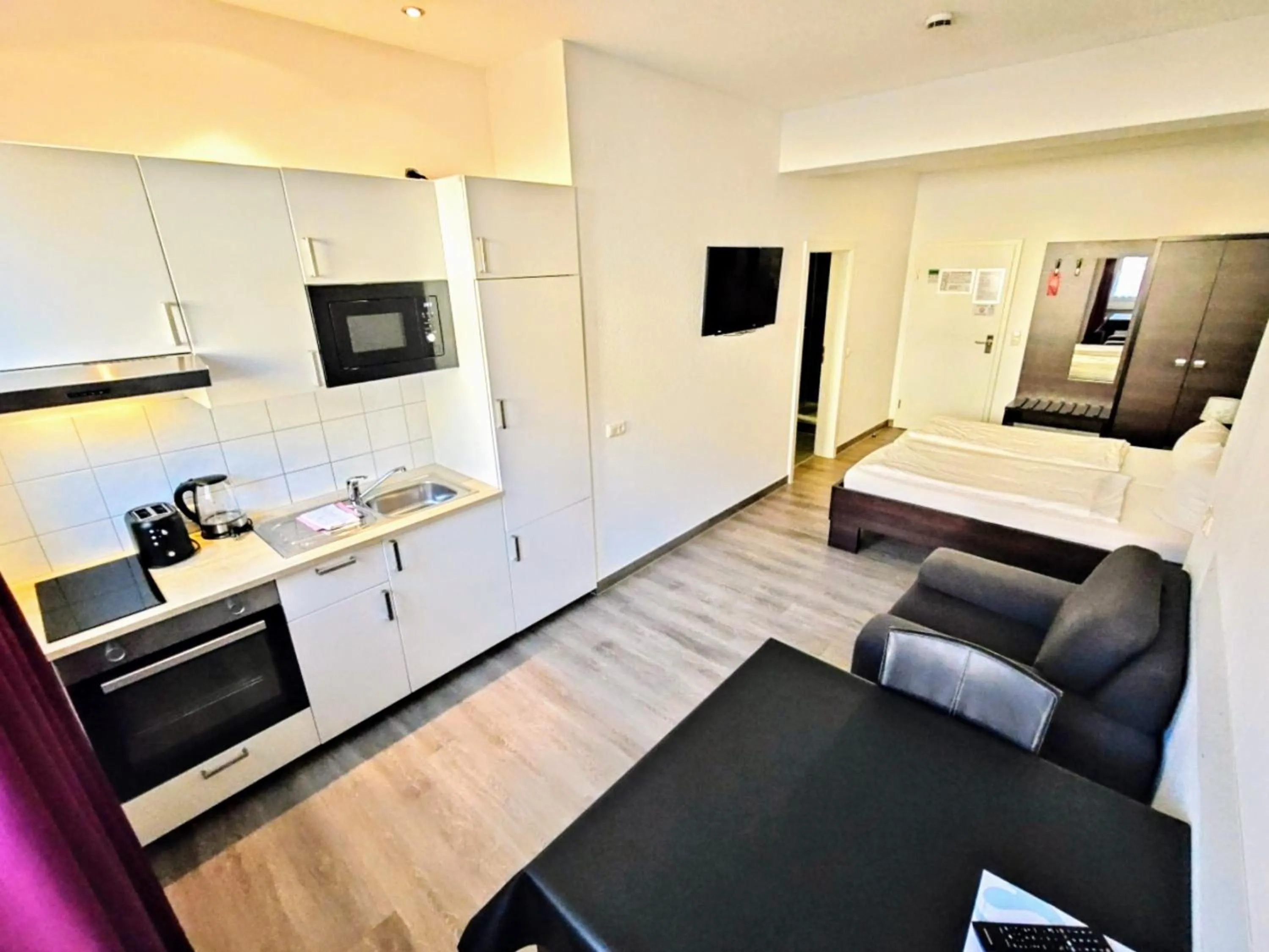kitchen, Bed in Boardinghouse - Stadtvilla Budget