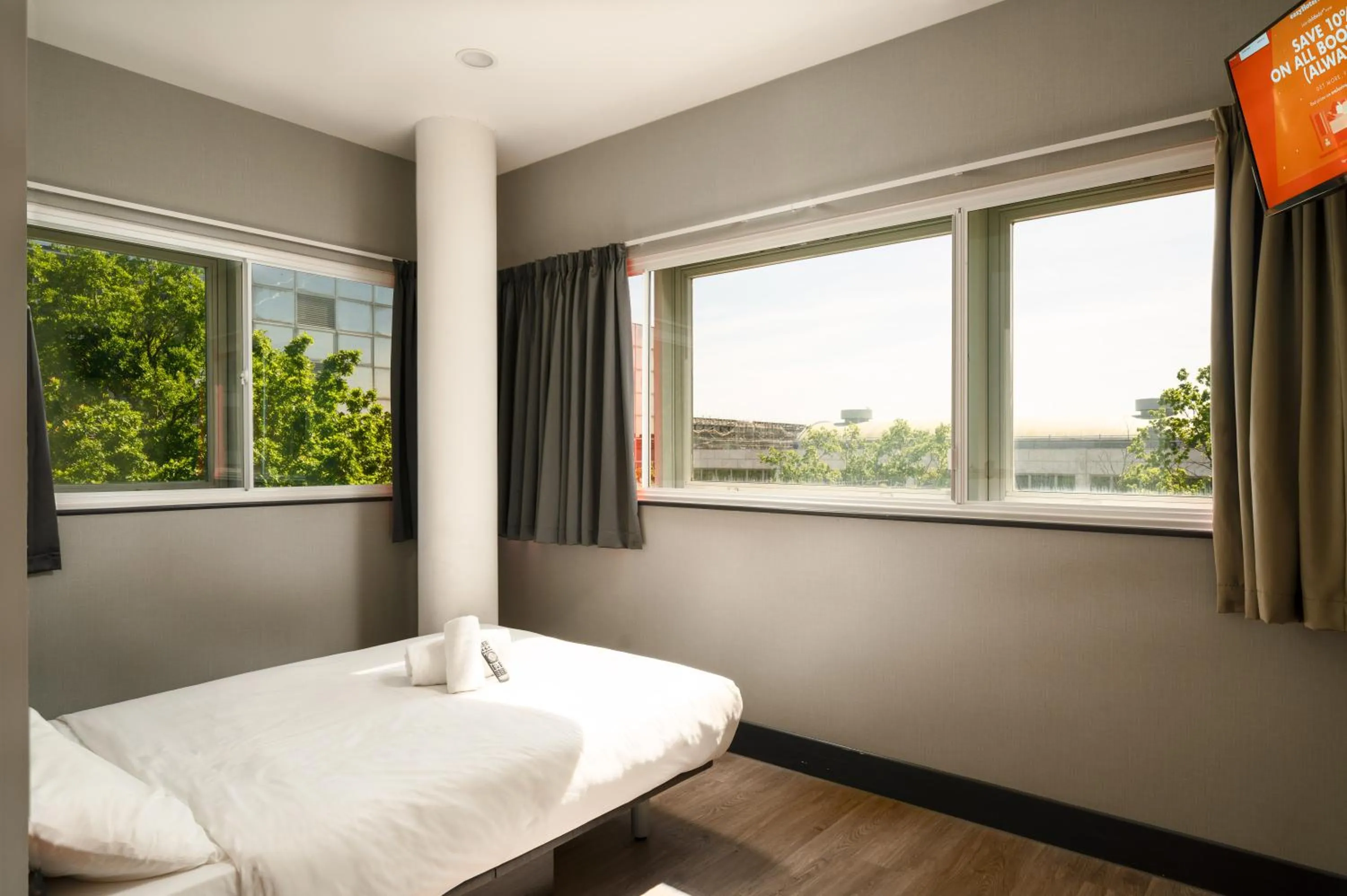 Bedroom, Bed in easyHotel Milton Keynes