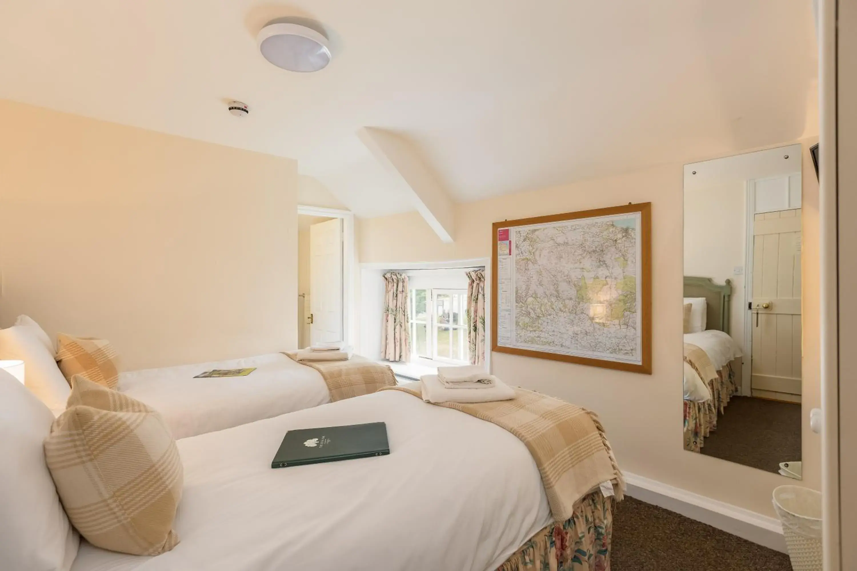 Standard Twin Room in The Royal Oak Standard Twin Room in The Royal Oak