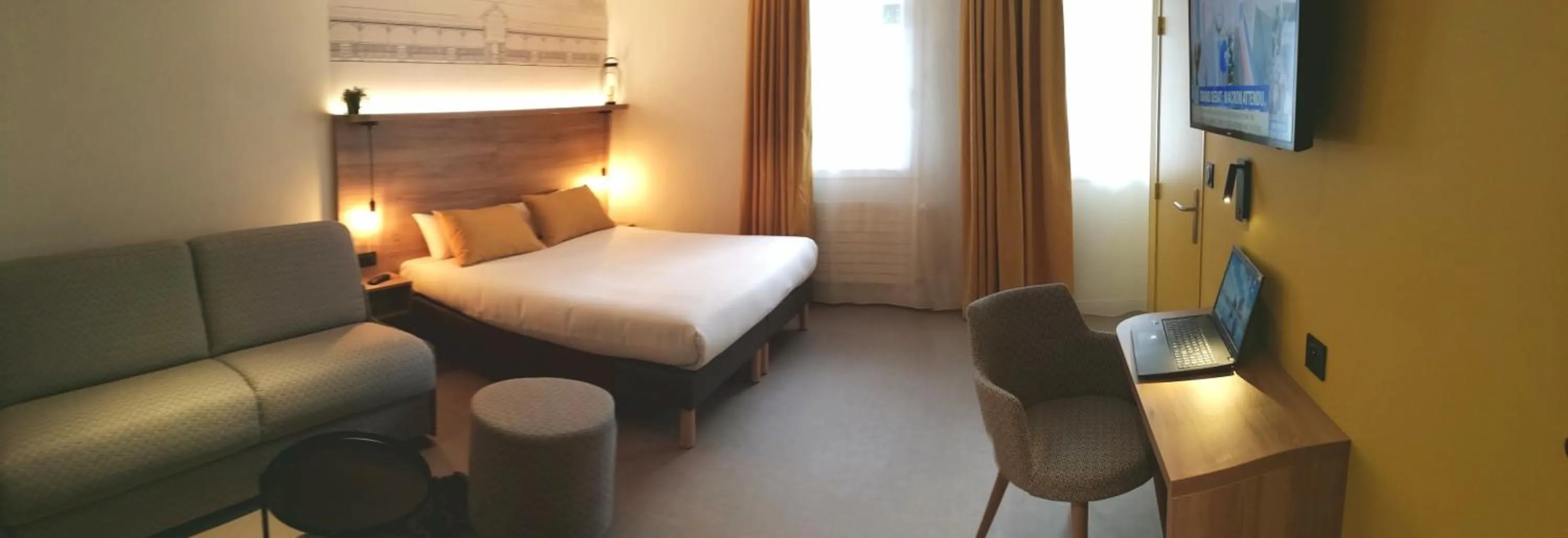 Photo of the whole room, Bed in Hôtel des Halles