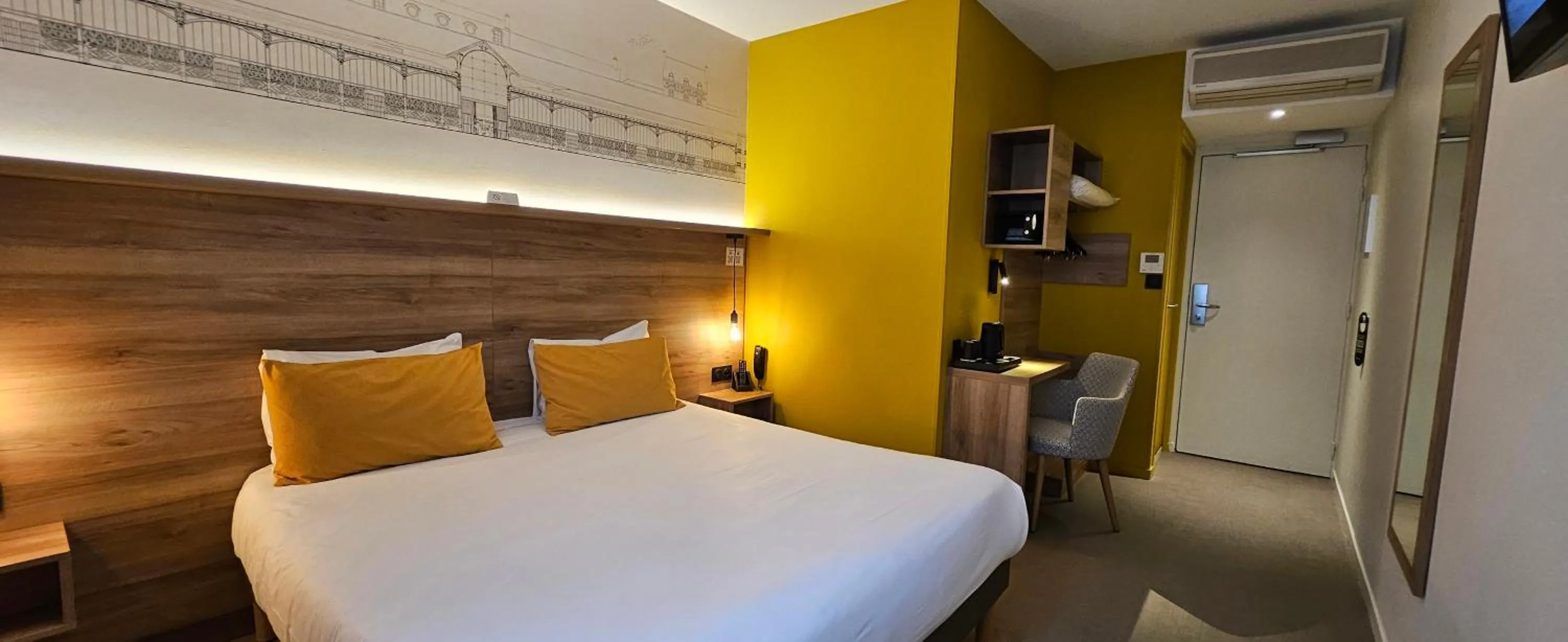 Photo of the whole room, Bed in Hôtel des Halles