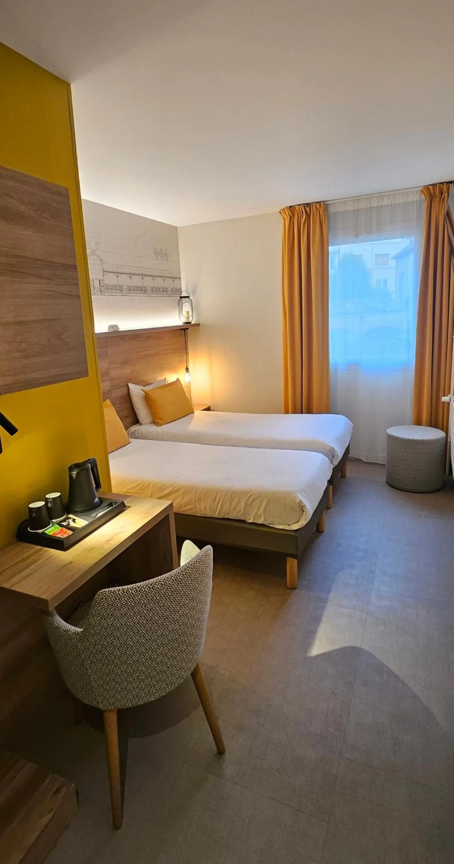 Photo of the whole room, Bed in Hôtel des Halles