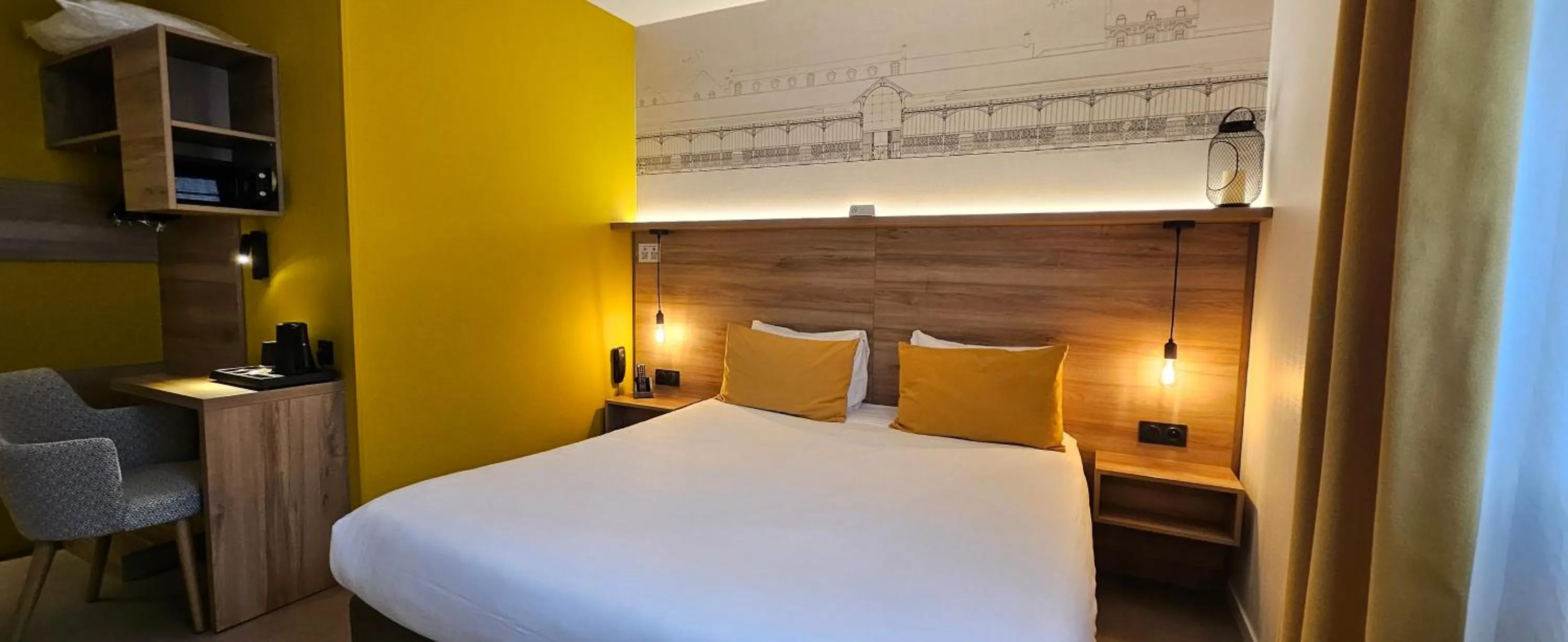Photo of the whole room, Bed in Hôtel des Halles