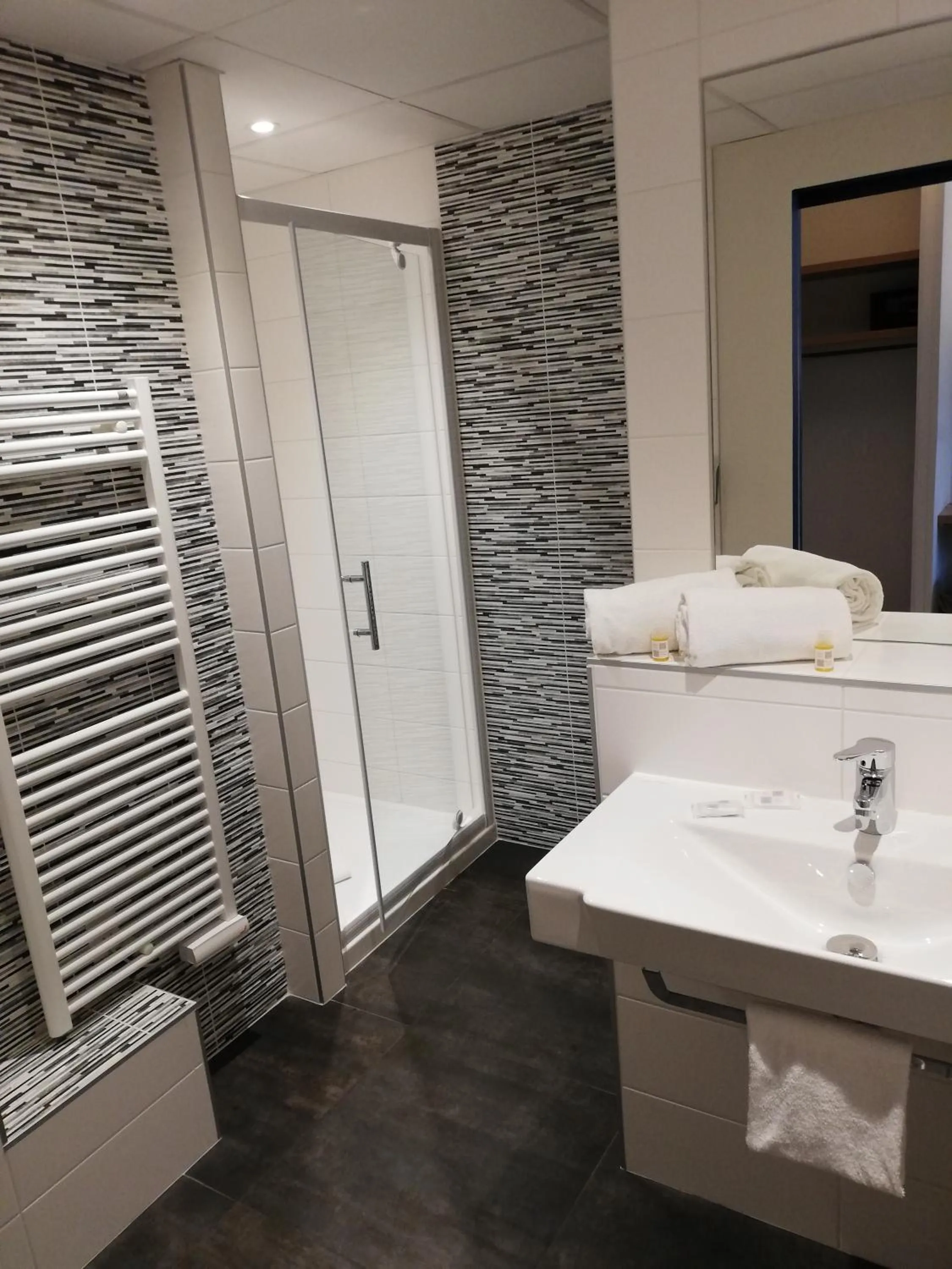 Shower in Hôtel des Halles